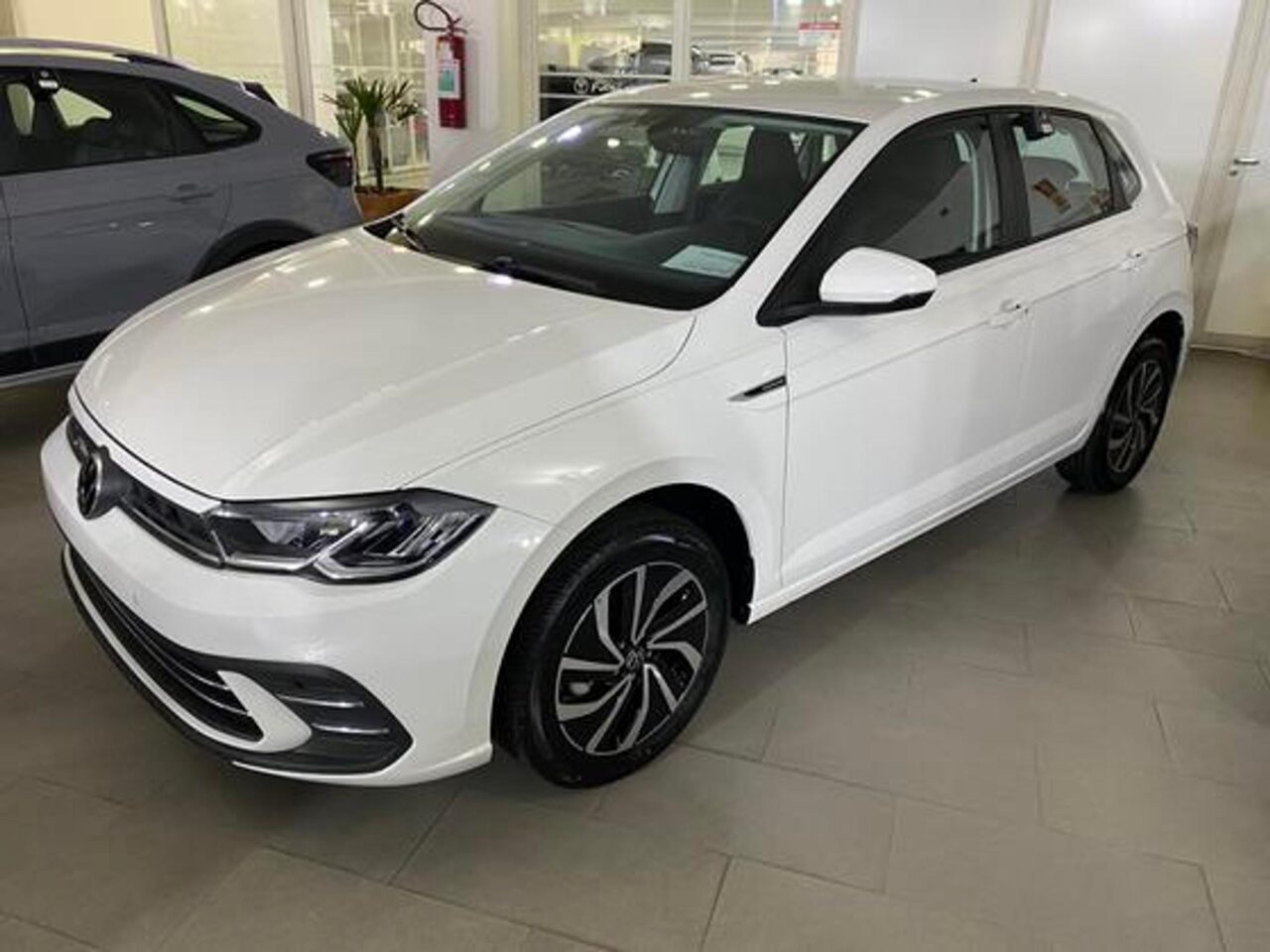 volkswagen polo 1.0 170 tsi highline automatico wmimagem16222626861 O hatch vem com uma série de equipamentos de alta tecnologia, projetados para oferecer aos usuários uma experiência excepcional ao dirigir. Além disso, o Volkswagen Polo Highline aumentou os descontos para pessoas com deficiência (PcD) durante o mês de outubro