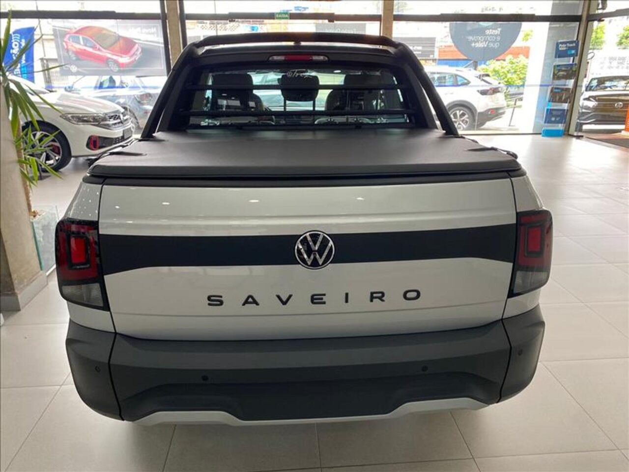 volkswagen saveiro 1.6 msi extreme cd 16v flex 2p manual wmimagem14244374219 A picape é um veículo equipado com características que garantem conforto, segurança e praticidade para motorista e passageiros. A Volkswagen Saveiro, por exemplo, oferece três versões de acabamento voltadas para empresas e produtores rurais