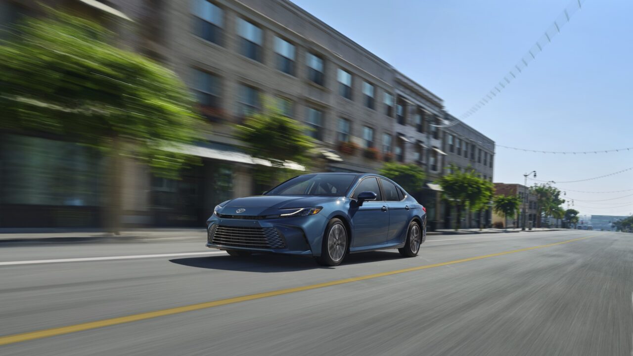 2025 Toyota Camry XLE 001 O Toyota Camry 2025, da nona geração, pretende revolucionar o mercado automotivo, combinando design elegante, eficiência híbrida avançada e numerosos recursos de segurança e conectividade.