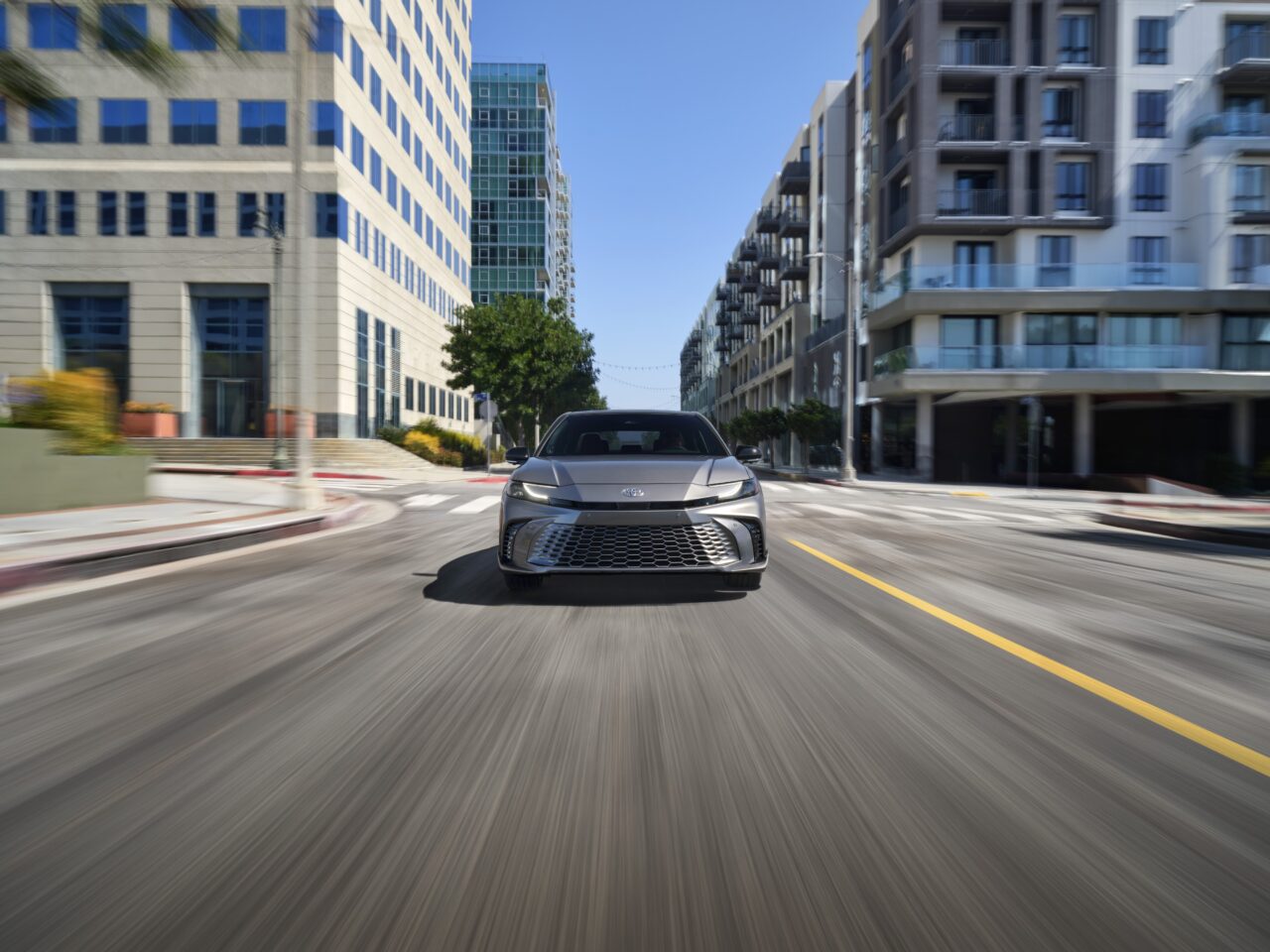 2025 Toyota Camry XSE 008 O Toyota Camry 2025, da nona geração, pretende revolucionar o mercado automotivo, combinando design elegante, eficiência híbrida avançada e numerosos recursos de segurança e conectividade.