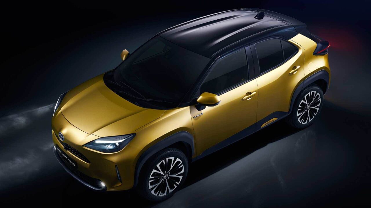 Embora o modelo exato ainda não tenha sido oficialmente anunciado, especula-se fortemente que o novo SUV Híbrido Toyota no Brasil será o Yaris Cross, uma aposta da montadora para fortalecer sua presença no segmento de SUVs compactos (Foto: AutoCar Índia)