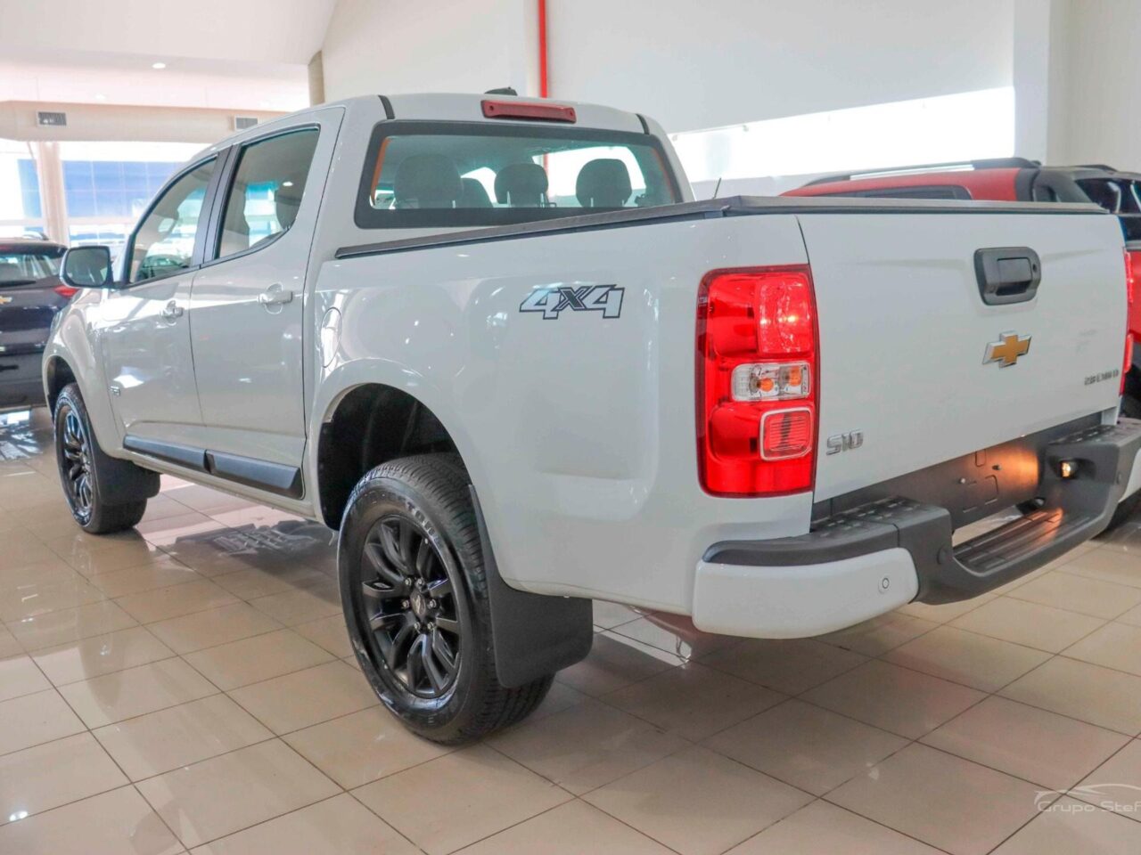 chevrolet s10 2.8 16v turbo diesel lt cd 4x4 automatico wmimagem14141909534 Mesmo não possuindo o mesmo requinte de outras versões mais caras, a Chevrolet S10 LS apresenta robustez suficiente para enfrentar qualquer serviço de empresas e produtores rurais