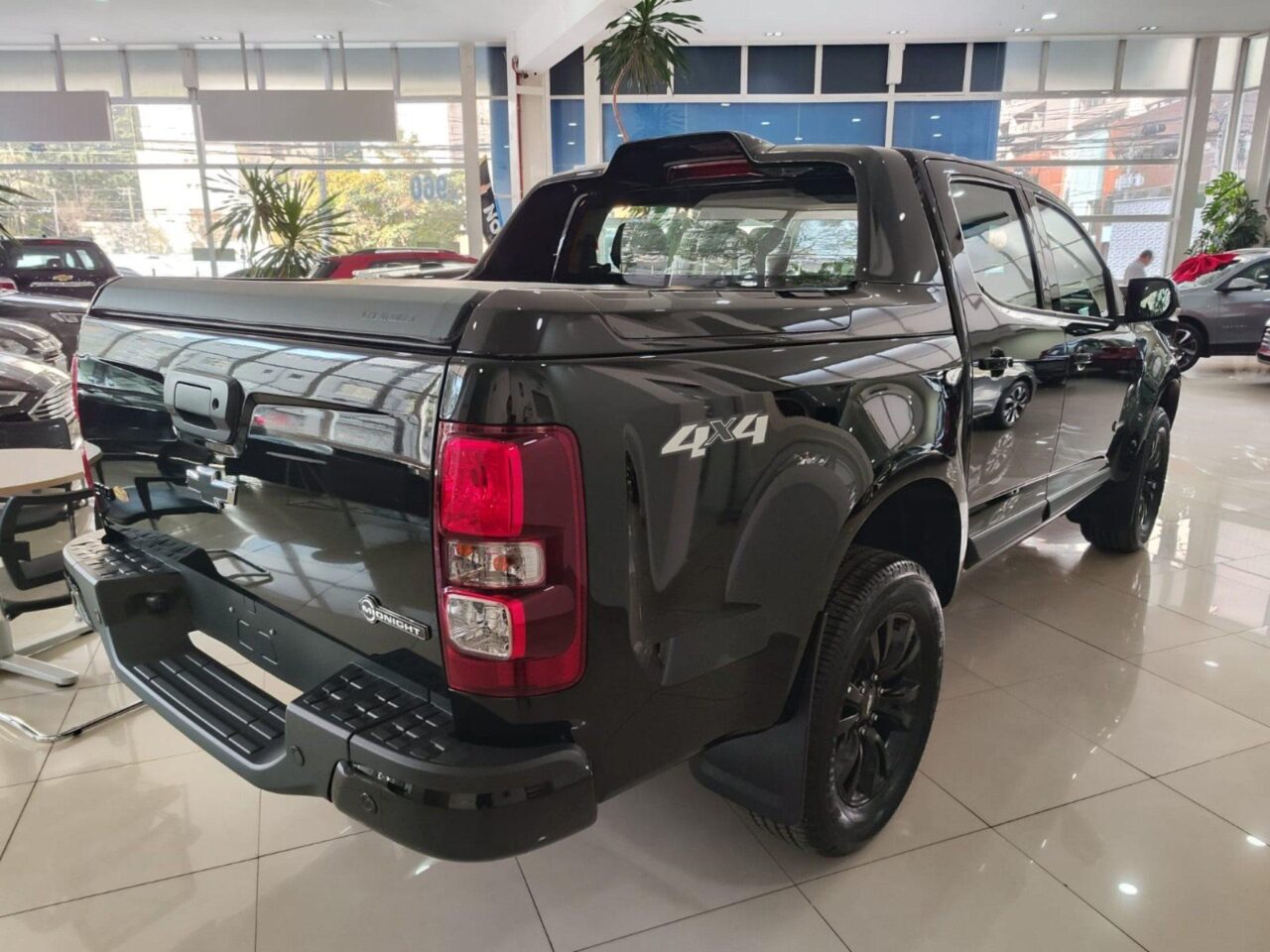 chevrolet s10 2.8 16v turbo diesel midnight cd 4x4 automatico wmimagem17435495128 Apresentando um design distinto e um motor potente, a Chevrolet S10 Midnight encontra-se disponível com um desconto atrativo para empresas e produtores rurais