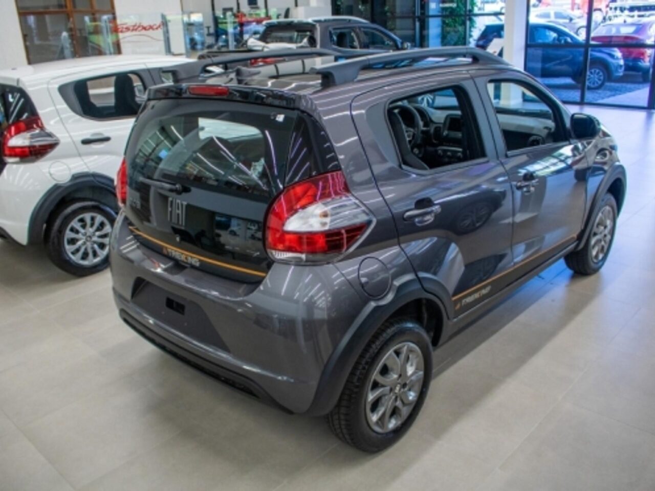 fiat mobi 1.0 evo flex trekking manual wmimagem1113561531 Com duas versões disponíveis para pessoas com deficiência, o Fiat Mobi oferece descontos generosos para essa categoria