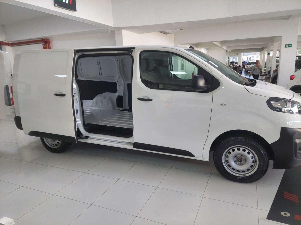 fiat scudo 1.5 bluehdi diesel cargo manual wmimagem16054935115 Com uma excelente capacidade de carga e um motor turbinado, o Fiat Scudo apresenta-se como uma alternativa atraente para empresas e produtores, especialmente devido aos seus descontos convidativos