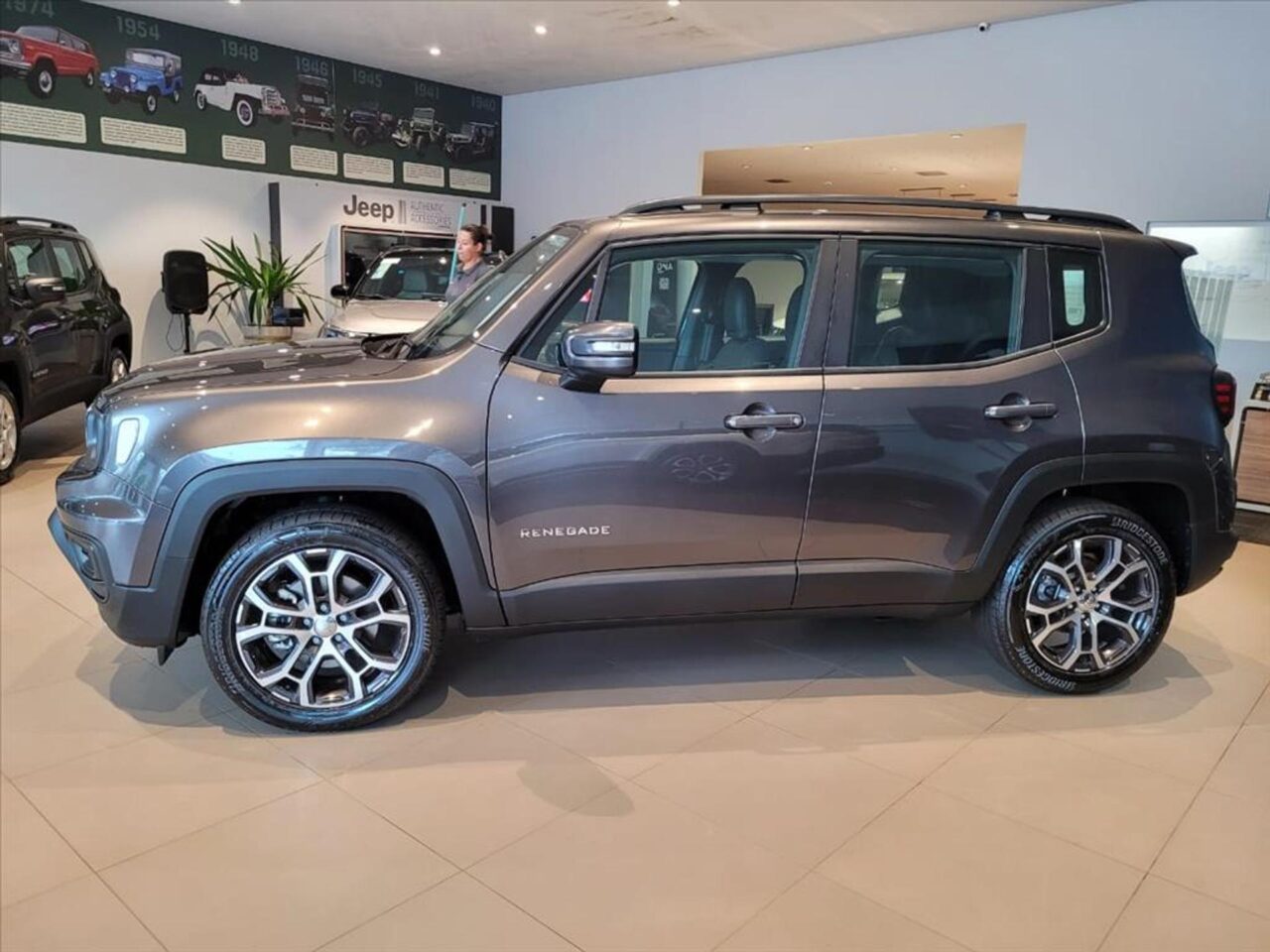 jeep renegade 1.3 t270 turbo flex longitude at6 wmimagem16121550630 Com um bom desconto, o Jeep Renegade na versão Série S está sendo oferecido a pessoas com deficiência elegíveis para comprar um carro zero com isenção de tributos