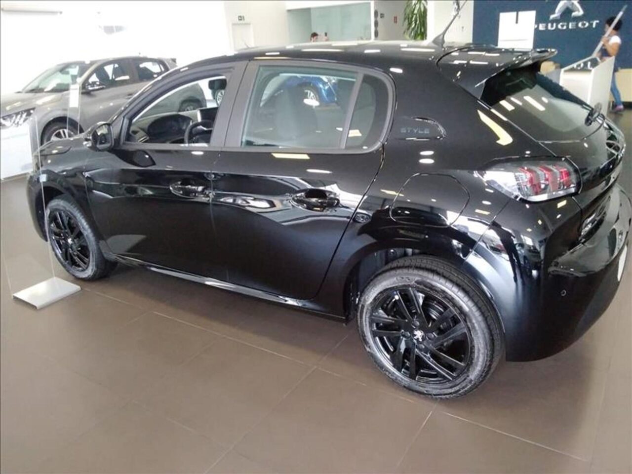 peugeot 208 1.0 firefly flex style manual wmimagem14232087882 Mesmo possuindo um motor 1.0 aspirado e câmbio manual, o Peugeot 208 Style 1.0 MT pode representar uma boa opção para pessoas com deficiência (PcDs), oferecendo um desconto atrativo e uma excelente relação custo-benefício