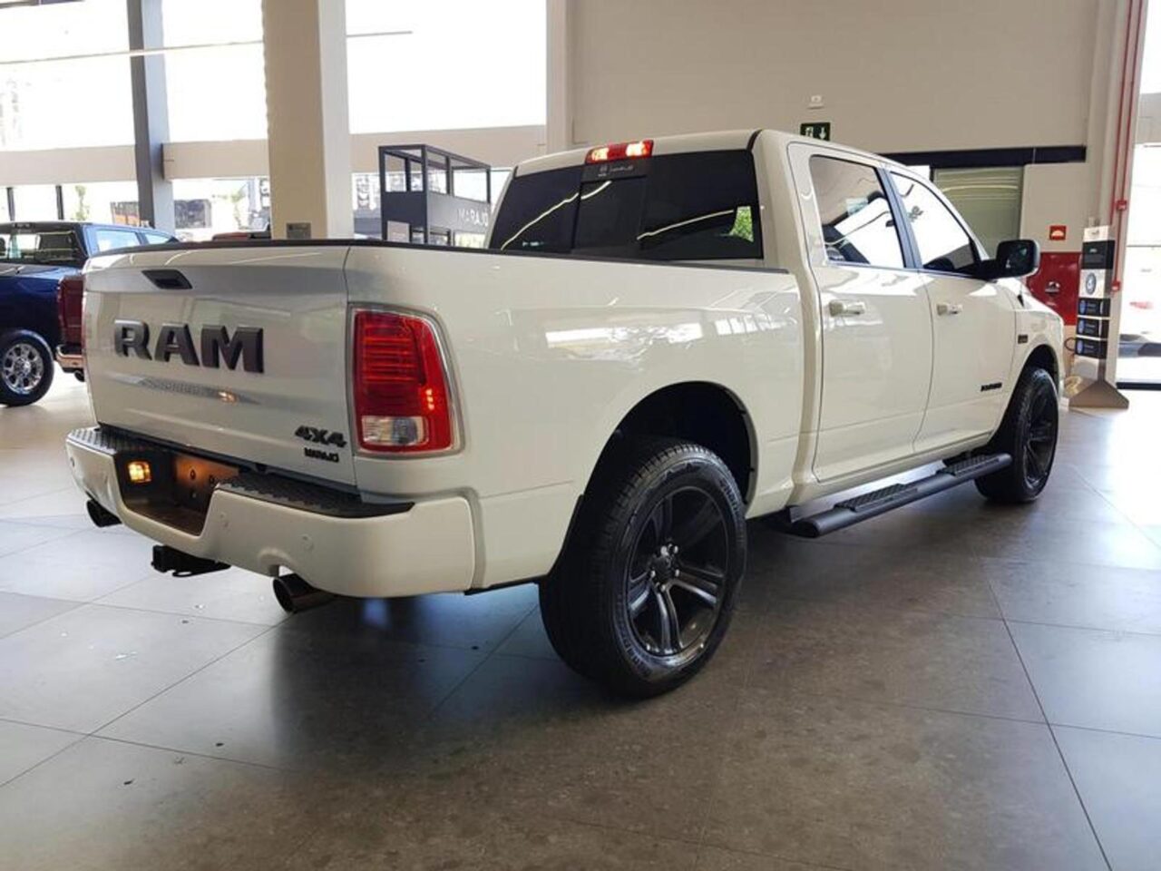 ram classic 5.7 v8 gasolina laramie night edition cd 4x4 automatico wmimagem11115445369 Com uma boa capacidade de caçamba e descontos generosos, a Ram Classic pode ser uma boa alternativa para empresas e produtores rurais que estejam dispostos a pagar um preço alto em uma picape