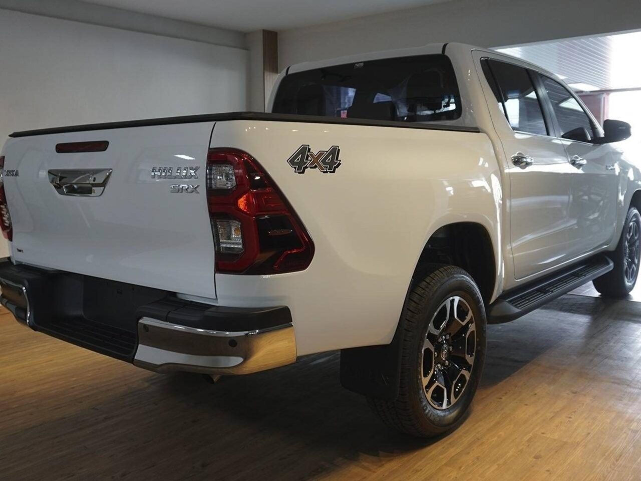 toyota hilux 2.8 d4d turbo diesel cd srx 4x4 automatico wmimagem11072967031 Com um desconto de 5% oferecido a empresas e produtores rurais, a versão SRV da Toyota Hilux se destaca pela sua capacidade de carga eficiente e desempenho robusto