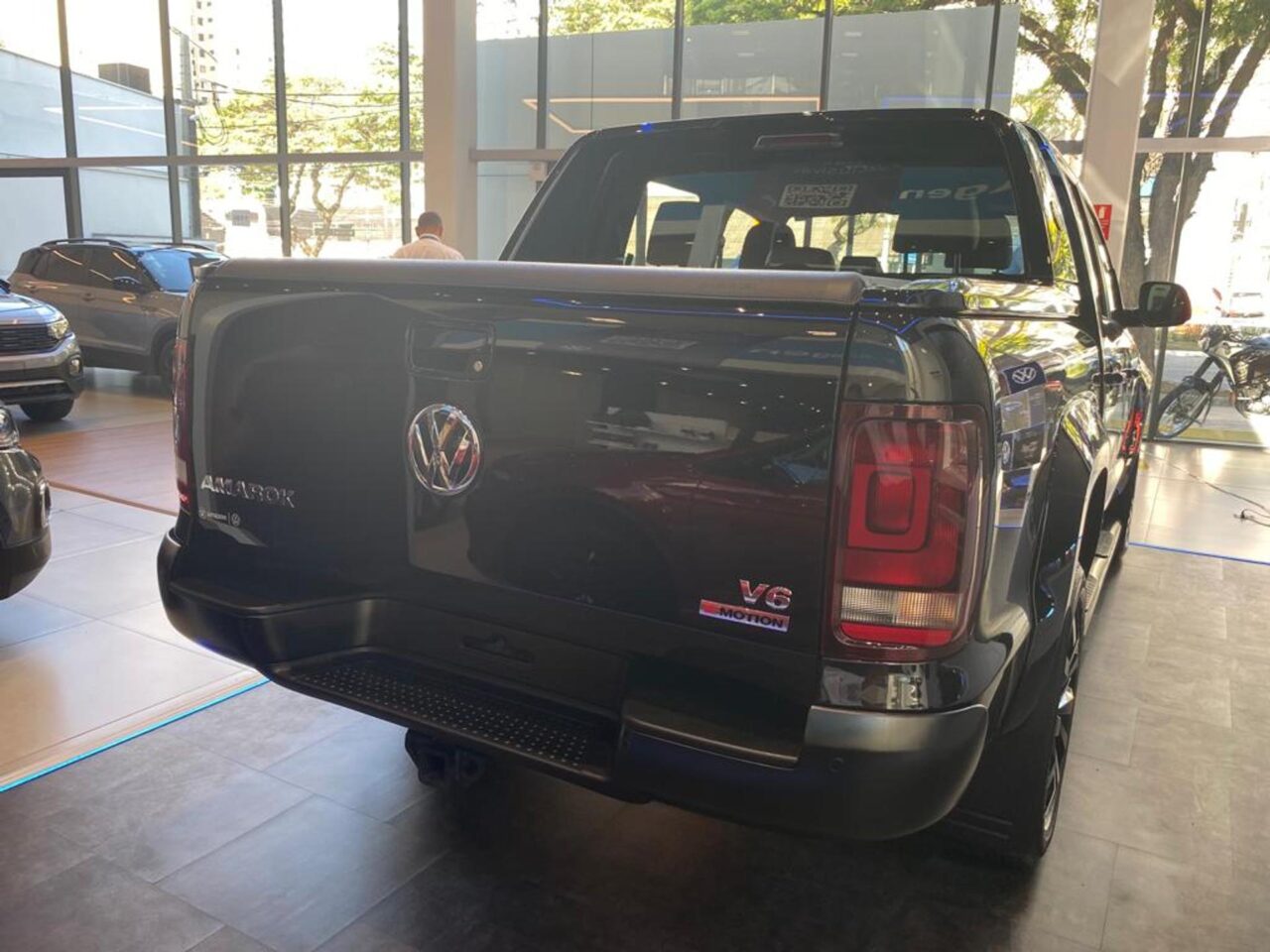 volkswagen amarok 3.0 v6 tdi diesel highline extreme cd 4motion automatico wmimagem11395289917 Com um desconto atraente, a Volkswagen Amarok Comfortline torna-se uma excelente escolha para empresas e produtores rurais. Além de possuir uma capacidade de carga robusta, oferece também uma relação custo-benefício vantajosa