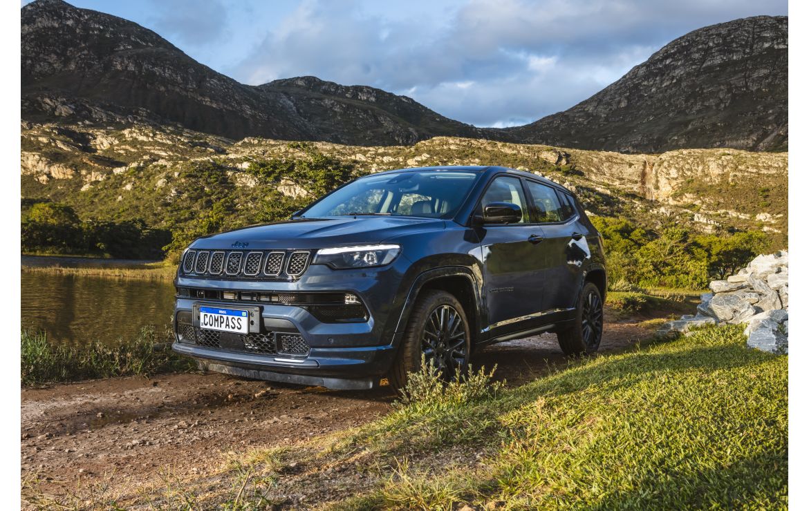 O primeiro veículo híbrido plug-in da Jeep no país será o Compass 4xe