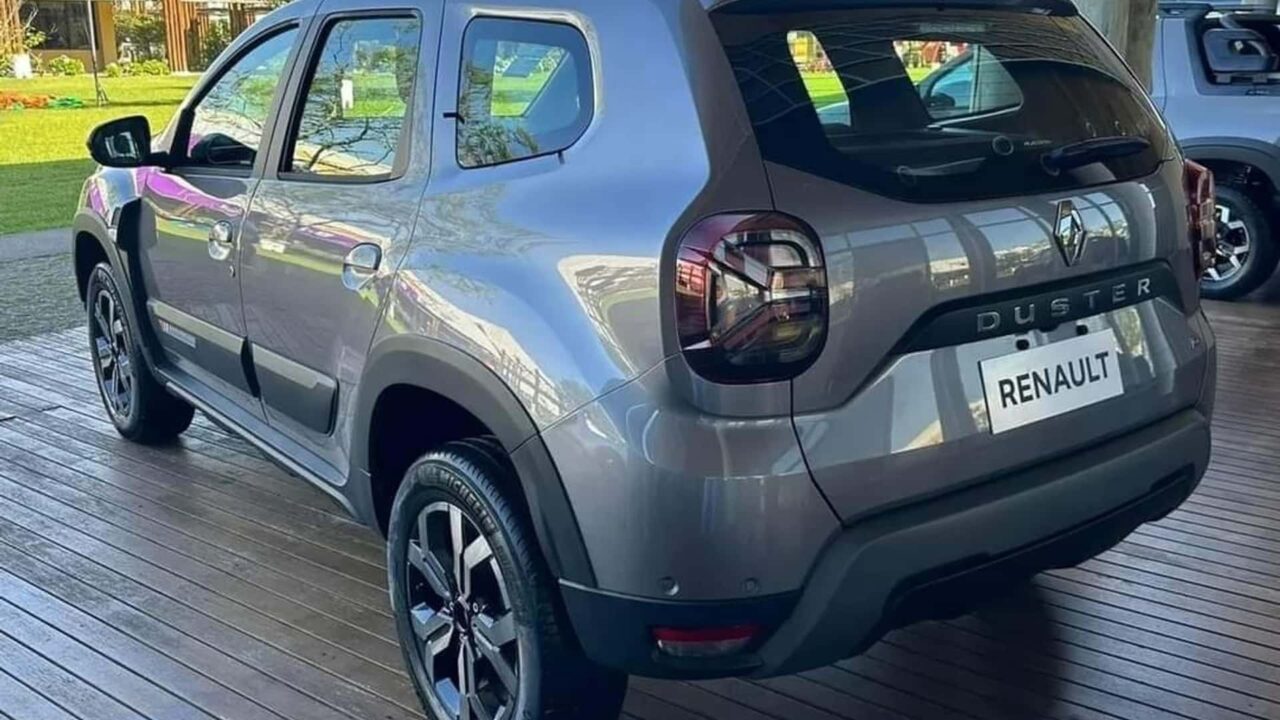 O lançamento iminente do Renault Duster Plus 2024 é bem claro, pois diversos concessionários já estão recebendo unidades do SUV compacto