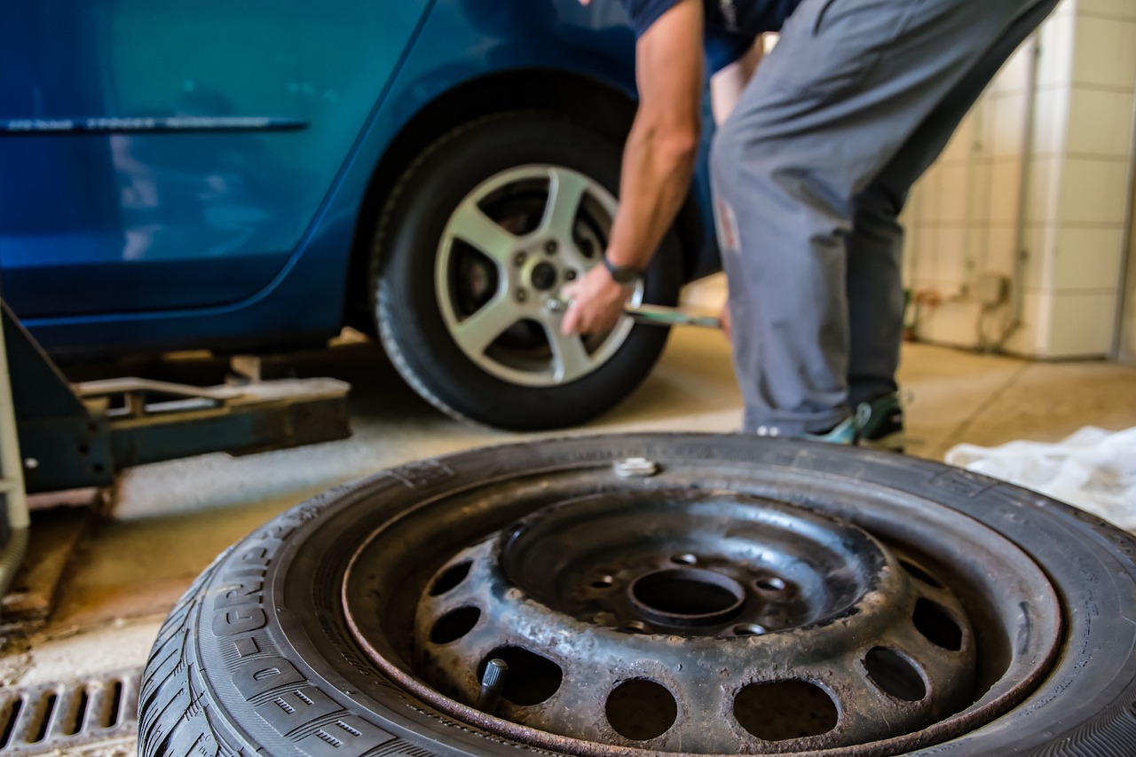 A forma mais simples de revisar os pneus é com a calibragem, de acordo com as determinações do fabricante para um carro cheio