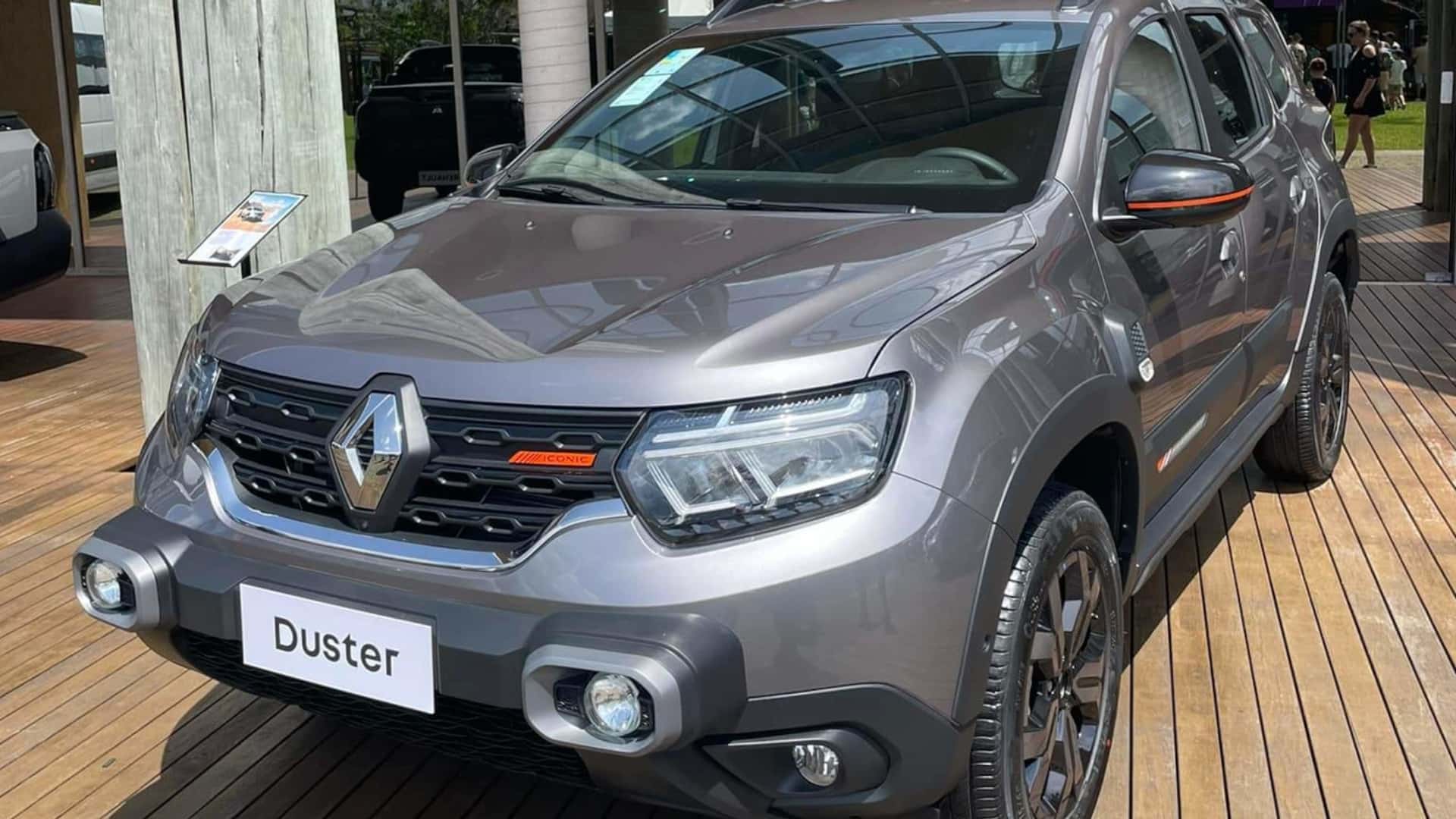 O Renault Duster mudou de visual e está com o sobrenome Plus para ficar mais atualizado contra os rivais em 2024. A novidade do SUV compacto já chegou às lojas | (Foto: Divulgação)