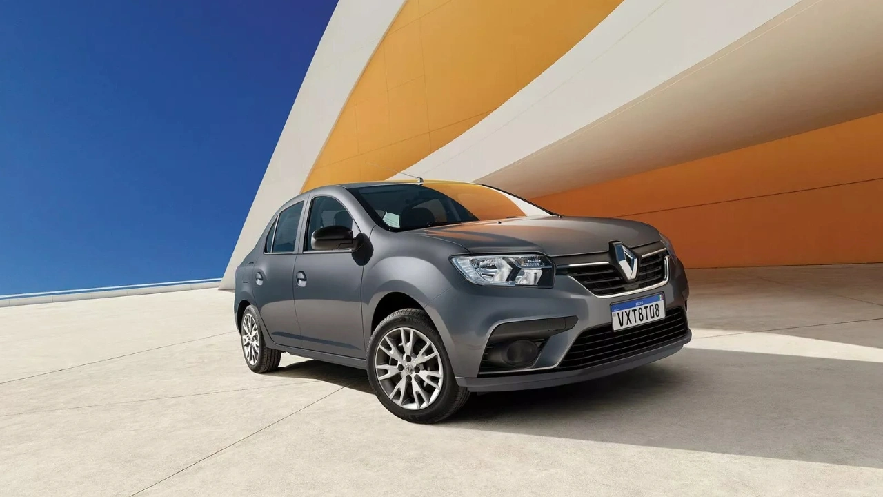 O Renault Logan 2024 Life 1.0 tem tem vidros elétricos, travas elétricas, freio ABS, direção hidráulica, desembaçador traseiro, ar condicionado, airbag duplo e airbag do motorista - Foto: Divulgação