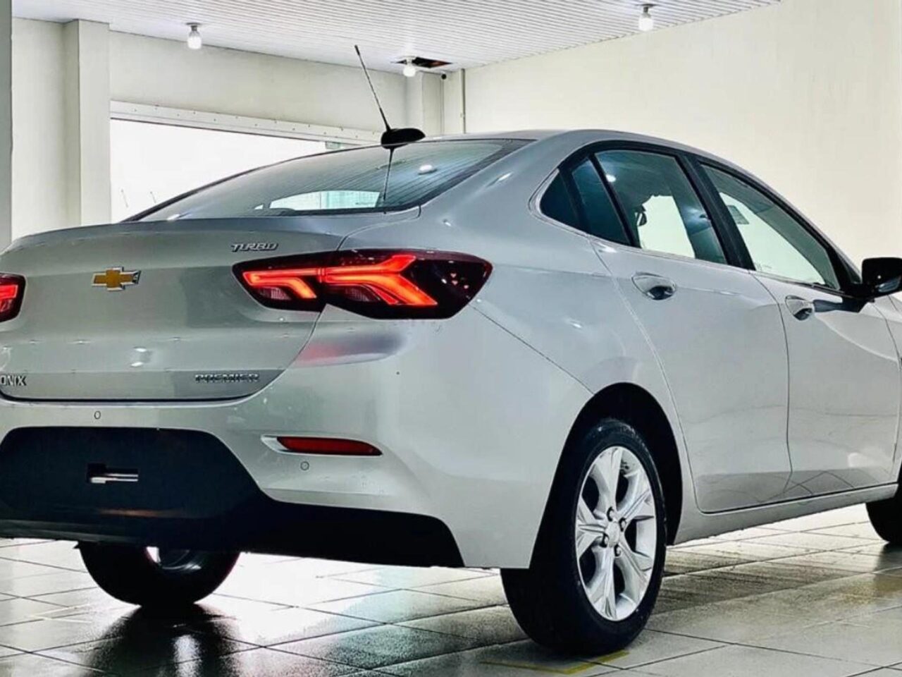 chevrolet onix 1.0 turbo flex plus premier automatico wmimagem00353703785 Sendo a versão topo de linha, o Chevrolet Onix Plus Premier é a mais equipada de todas. Além disso, possui um bom espaço de porta-malas e no interior