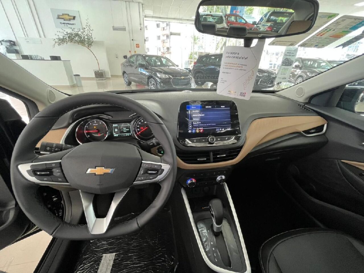 chevrolet onix 1.0 turbo flex plus premier automatico wmimagem17463738722 1 Sendo a versão topo de linha, o Chevrolet Onix Plus Premier é a mais equipada de todas. Além disso, possui um bom espaço de porta-malas e no interior