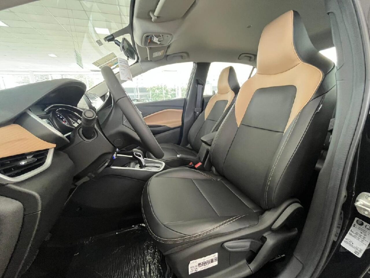 chevrolet onix 1.0 turbo flex plus premier automatico wmimagem17464918051 Sendo a versão topo de linha, o Chevrolet Onix Plus Premier é a mais equipada de todas. Além disso, possui um bom espaço de porta-malas e no interior