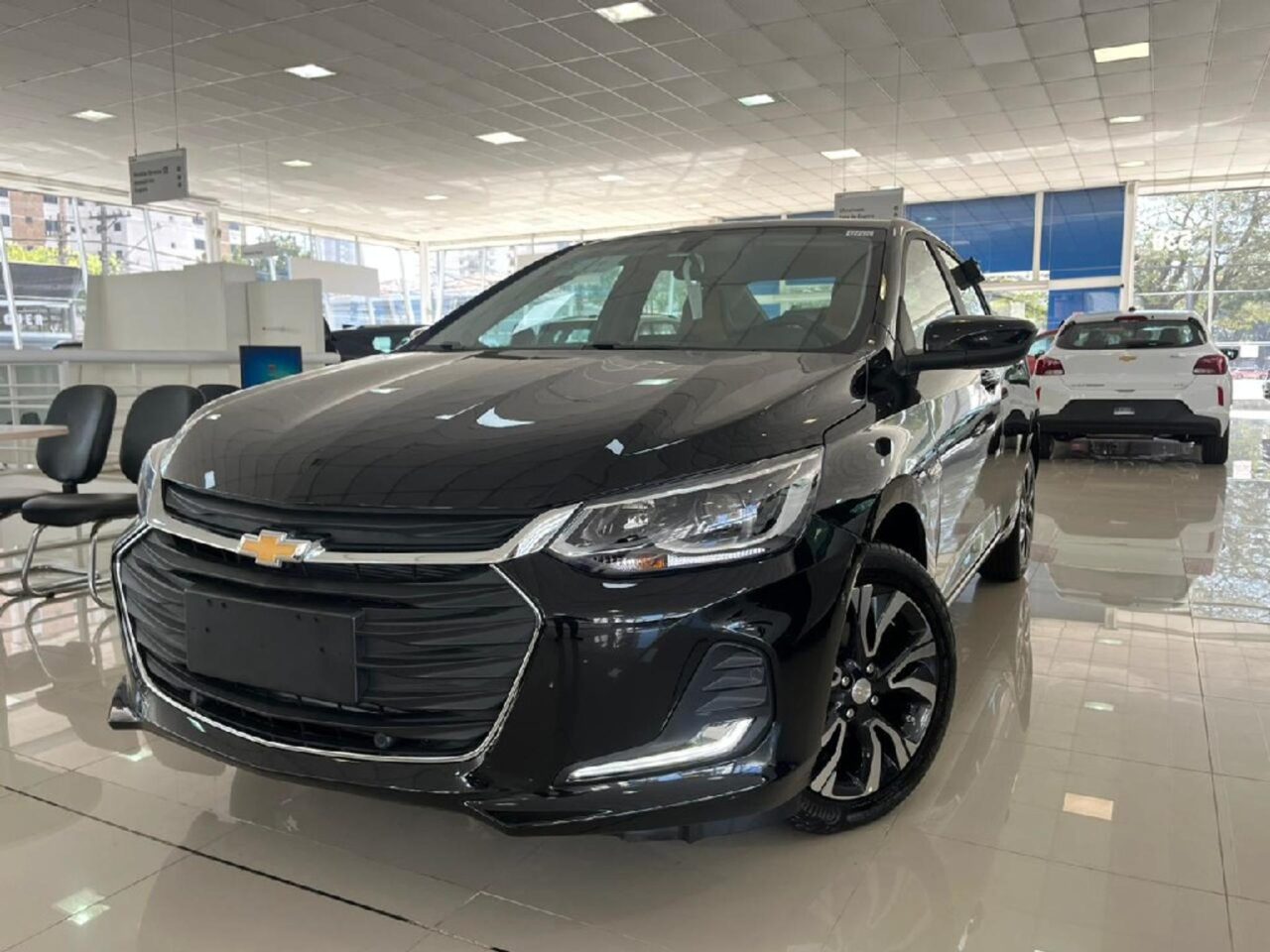 chevrolet onix 1.0 turbo flex plus premier automatico wmimagem17465329722 1 Sendo a versão topo de linha, o Chevrolet Onix Plus Premier é a mais equipada de todas. Além disso, possui um bom espaço de porta-malas e no interior