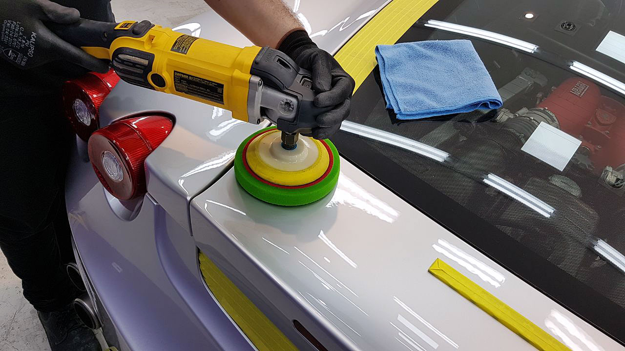 O polimento automotivo revitaliza a pintura do seu carro deixando ele como quando saiu da fábrica - Foto: Reprodução / Top Class Auto Spa