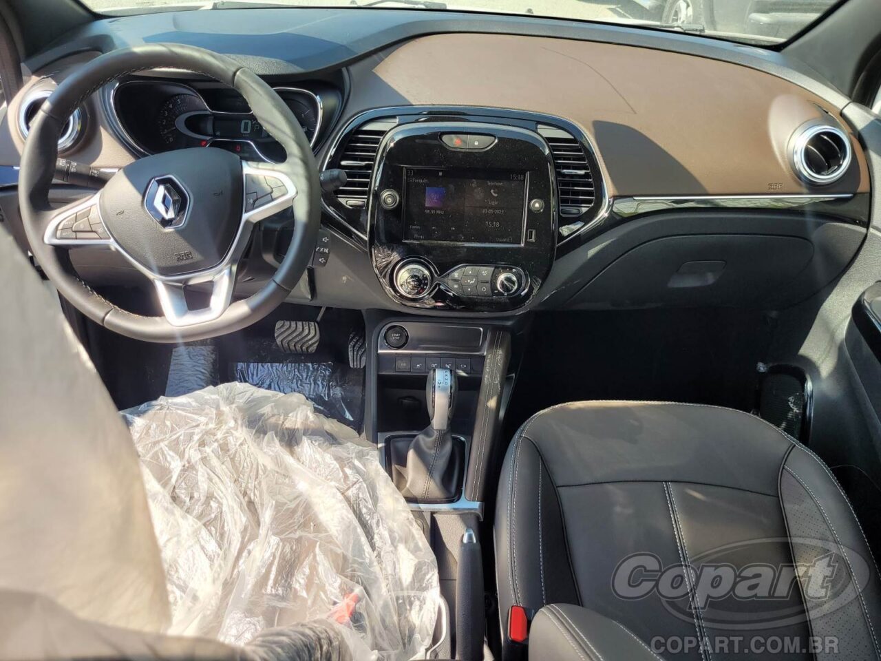 renault captur 2023 leilao6 O Renault Captur 2023 está disponível em leilão por R$50.250, uma oportunidade para adquirir um SUV premium, apesar das avarias.