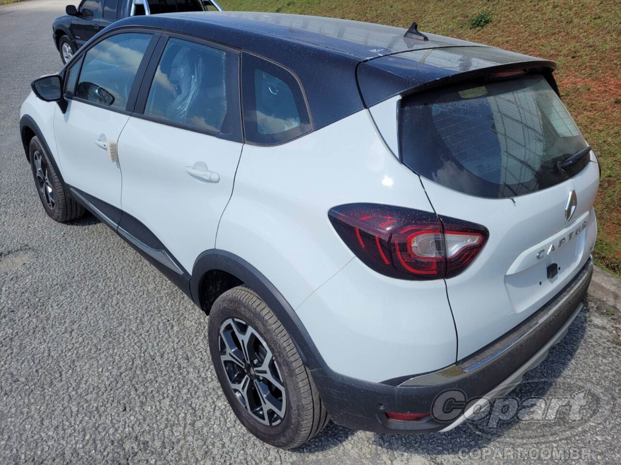 renault captur leilao2 O Renault Captur 2023 está disponível em leilão por R$50.250, uma oportunidade para adquirir um SUV premium, apesar das avarias.