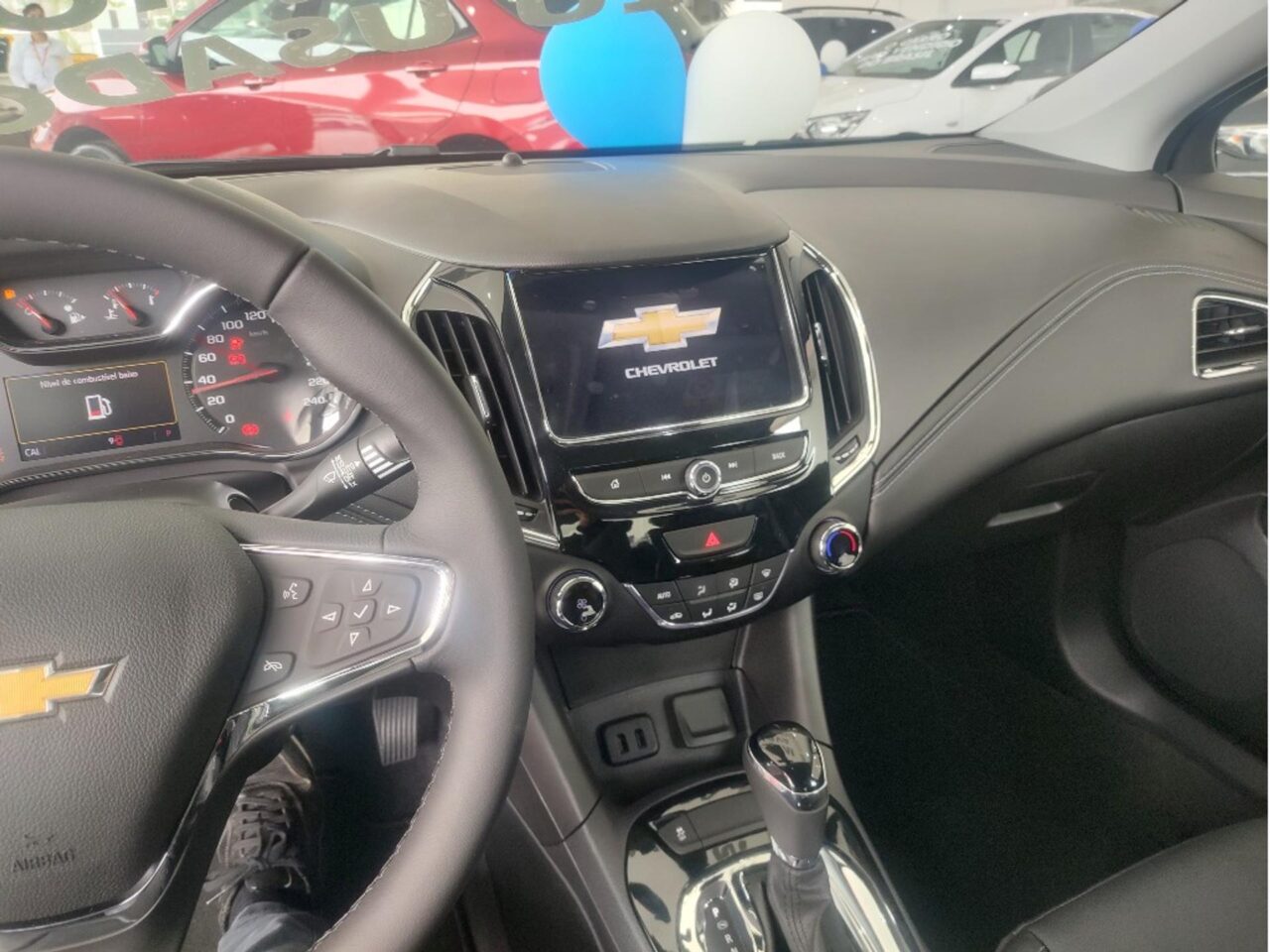 chevrolet cruze 1.4 turbo ltz 16v flex 4p automatico wmimagem1557521860 Com uma lista abrangente de equipamentos e um espaçoso interior, o Chevrolet Cruze Premier representa uma excelente opção no mercado