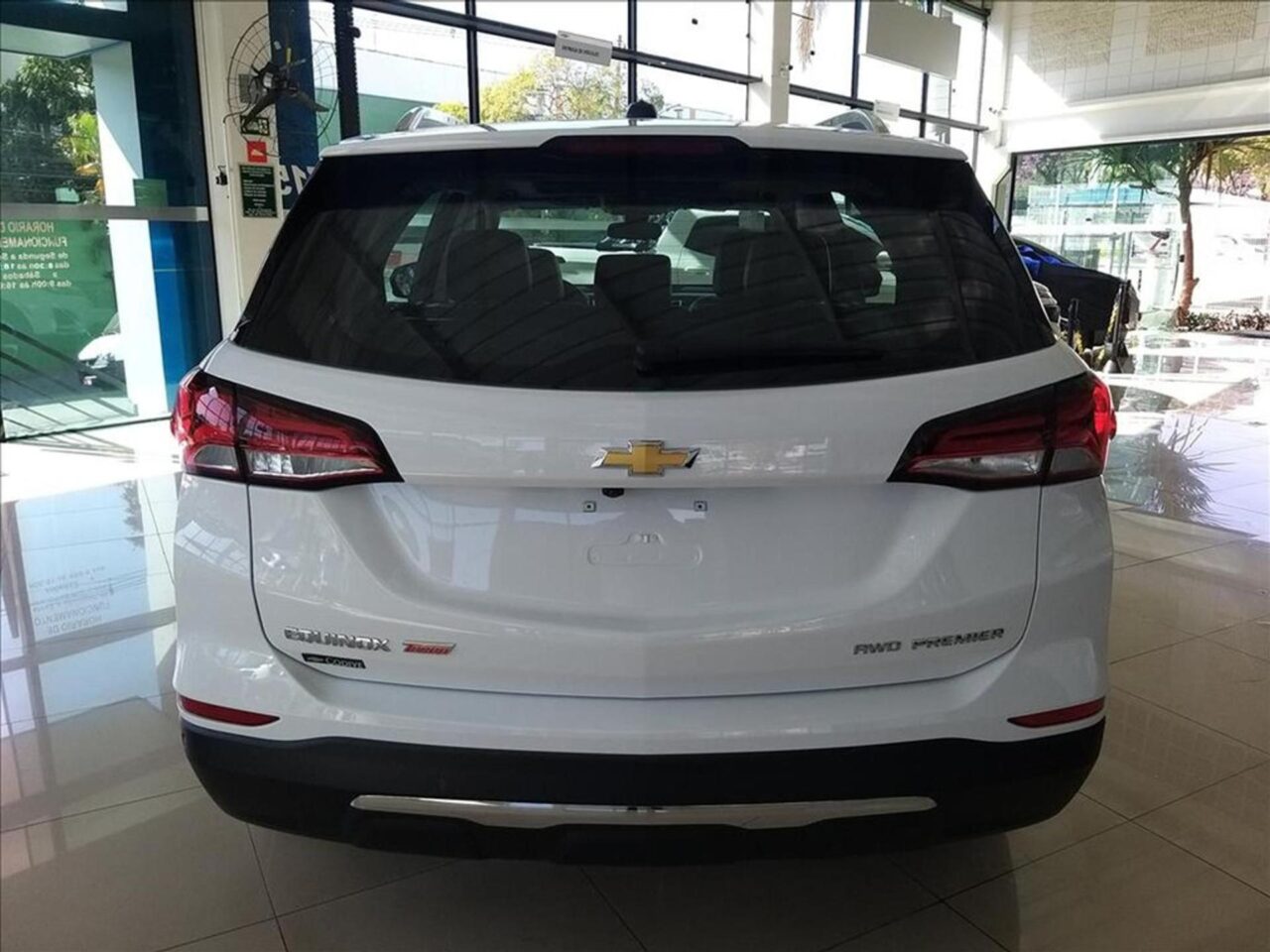 chevrolet equinox 1.5 16v turbo gasolina premier awd automatico wmimagem09272723173 A versão topo de linha do Chevrolet Equinox Premier possui uma ampla gama de equipamentos de segurança, conforto e tecnologia