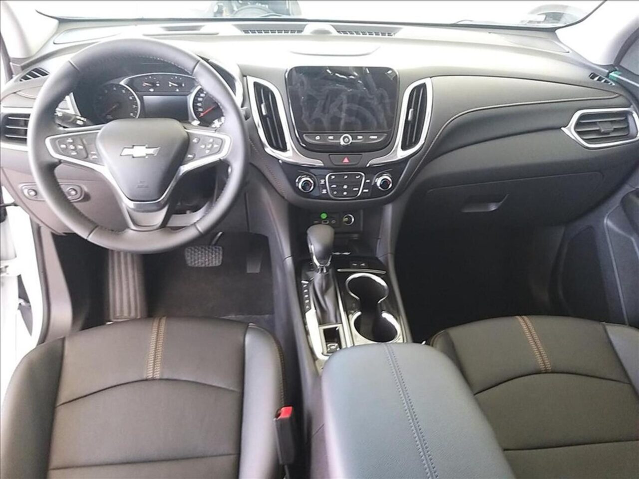 chevrolet equinox 1.5 16v turbo gasolina premier awd automatico wmimagem09274018249 A versão topo de linha do Chevrolet Equinox Premier possui uma ampla gama de equipamentos de segurança, conforto e tecnologia