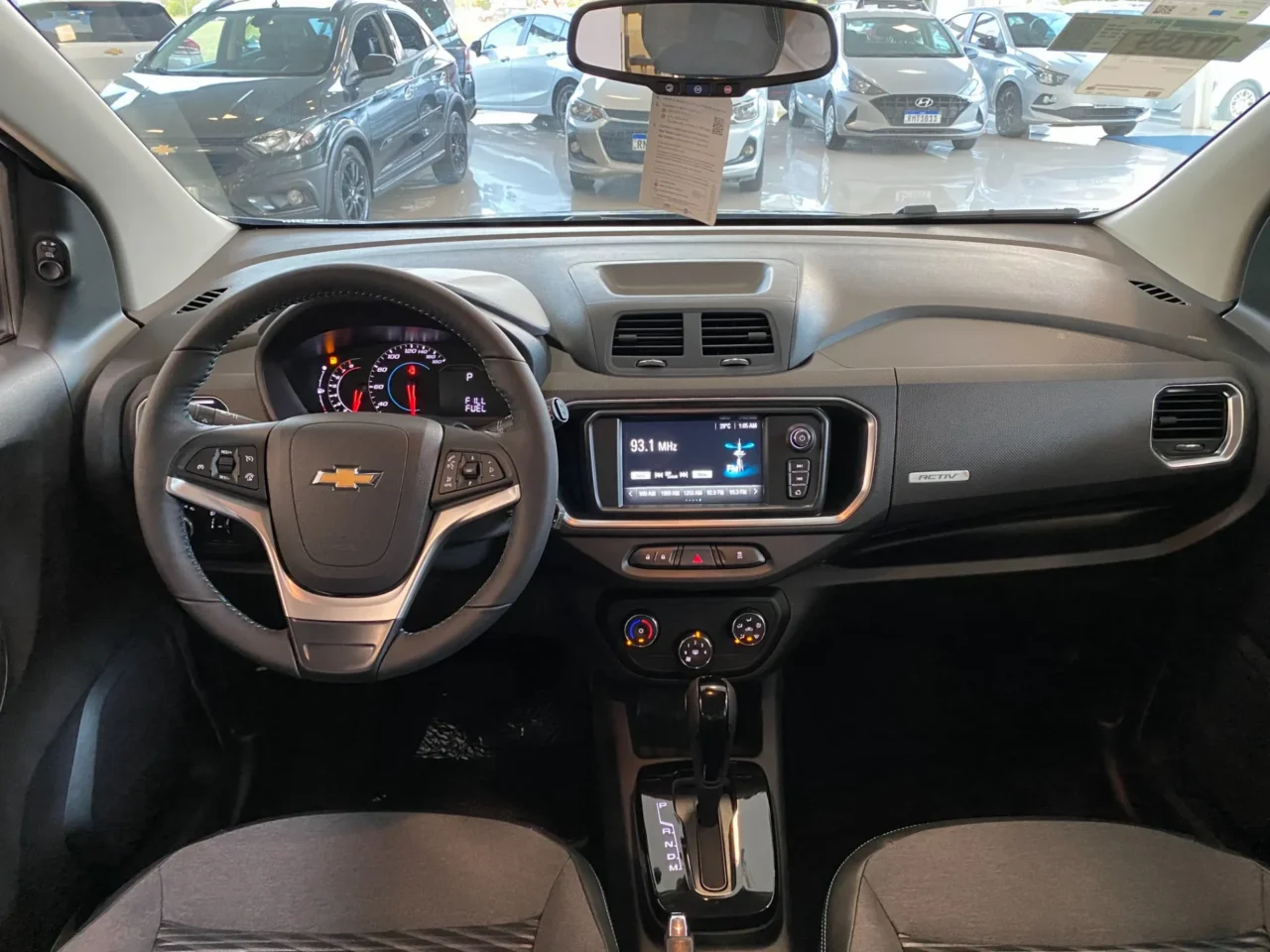 chevrolet spin 1 8 activ7 8v flex 4p automatico wmimagem11413493334 Com capacidade para transportar até sete ocupantes, a Chevrolet Spin Activ oferece uma boa relação custo-benefício e está equipada com uma variedade considerável de acessórios