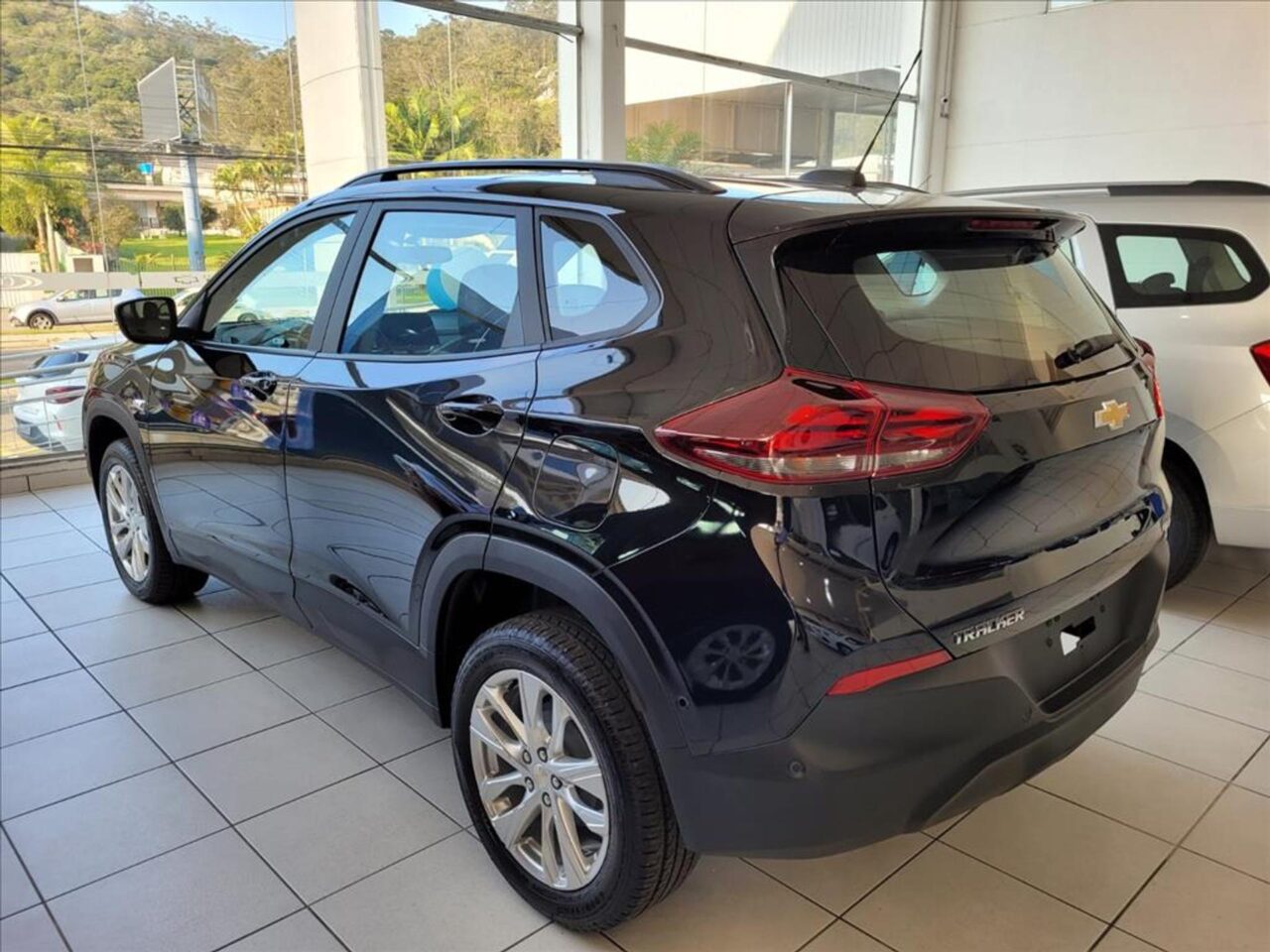 chevrolet tracker 1.0 turbo flex ltz automatico wmimagem16102174359 1 Oferecendo uma excelente relação custo-benefício e uma extensa lista de equipamentos, o Chevrolet Tracker LTZ 2024 se destaca como uma das melhores escolhas entre as versões disponíveis do SUV