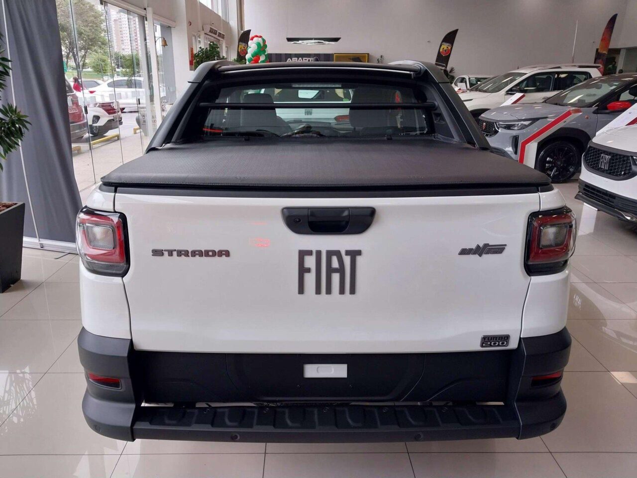 fiat strada 1.0 turbo 200 flex ultra cd cvt wmimagem07324347214 Com sete opções de acabamento, a Fiat Strada 2024 apresenta atributos como uma boa capacidade de carga e robustez para o uso diário, porém, tem deficiências no acabamento e na oferta de itens