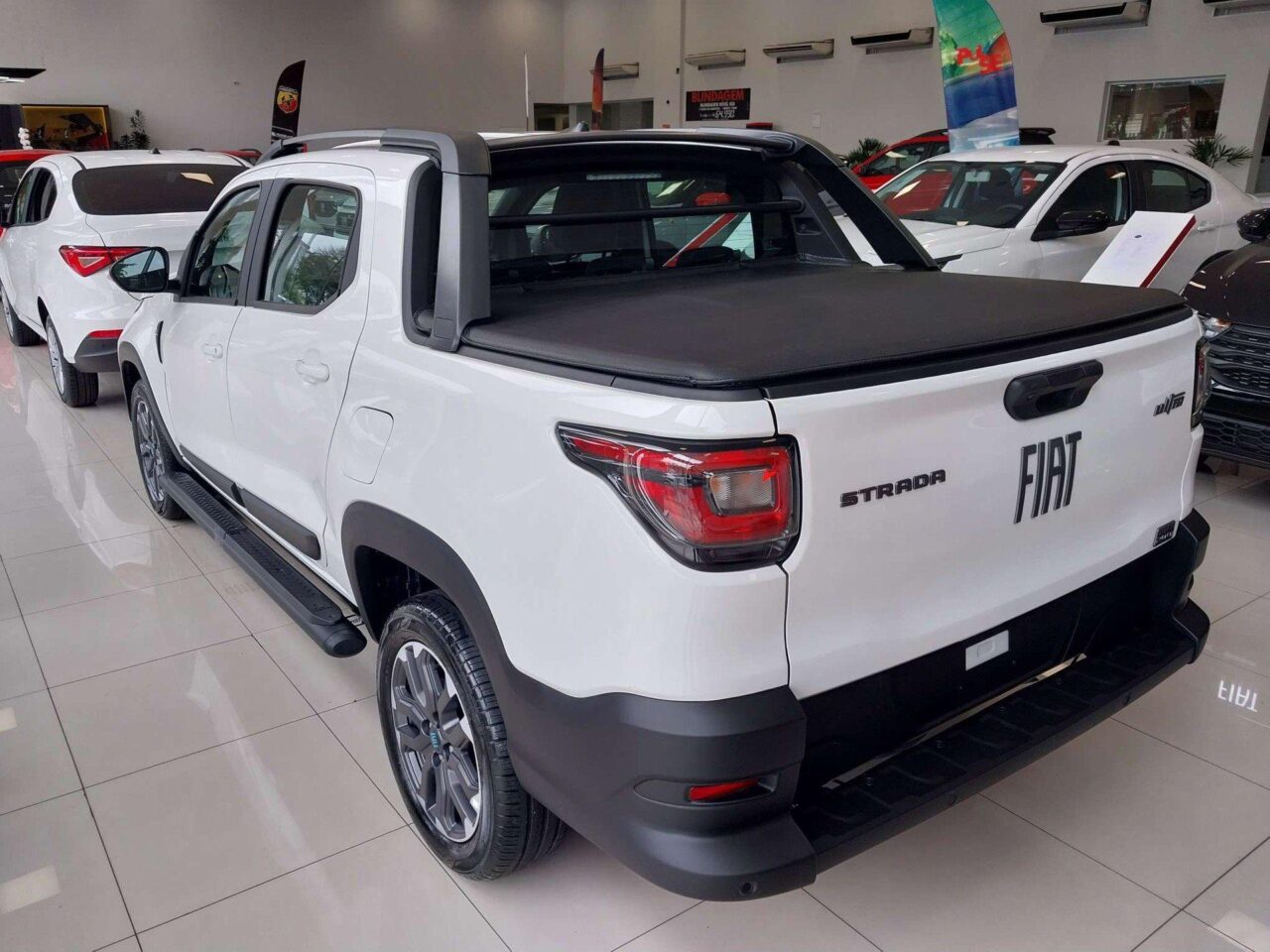 fiat strada 1.0 turbo 200 flex ultra cd cvt wmimagem07324408839 Com sete opções de acabamento, a Fiat Strada 2024 apresenta atributos como uma boa capacidade de carga e robustez para o uso diário, porém, tem deficiências no acabamento e na oferta de itens