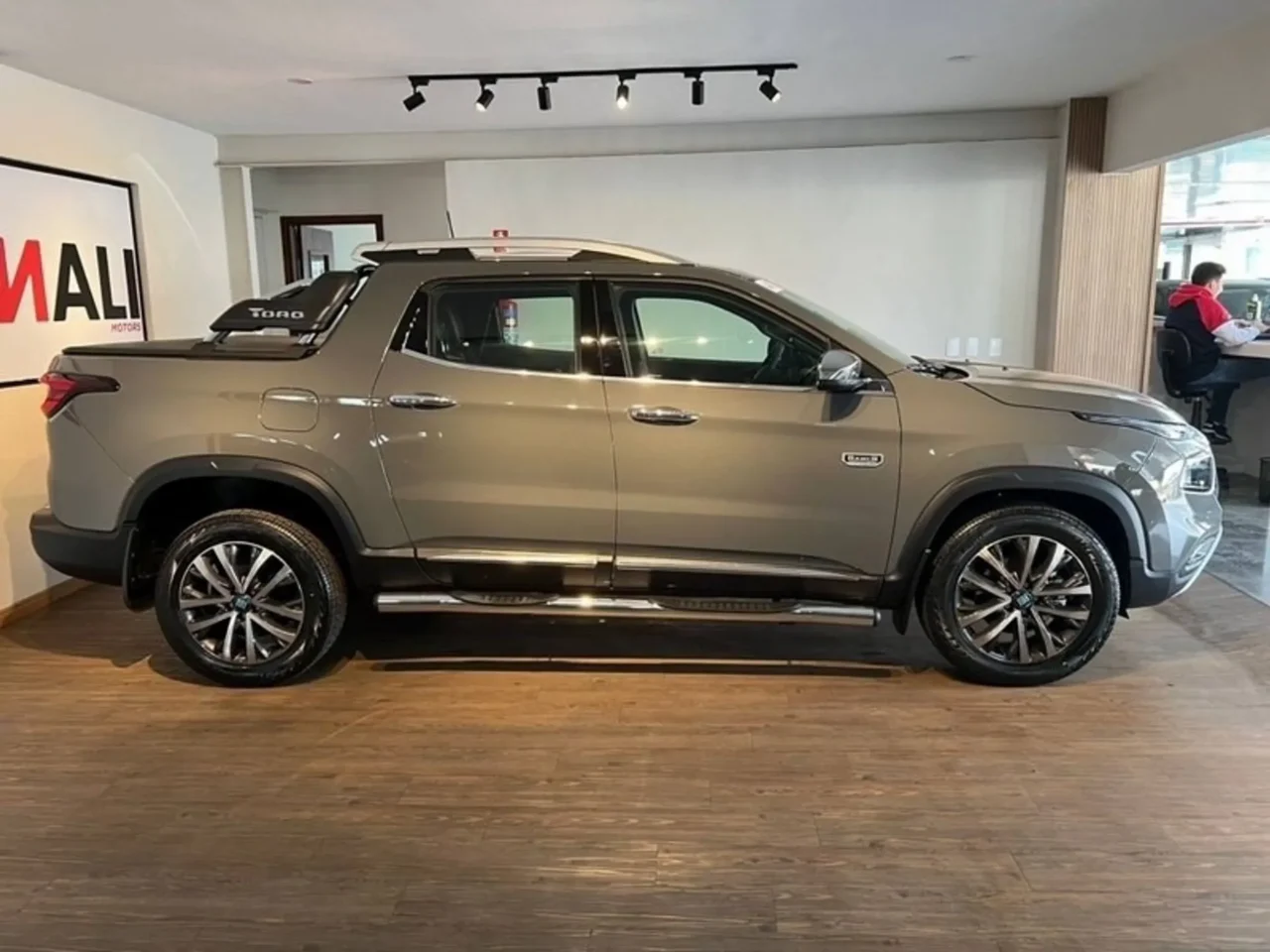 fiat toro 2 0 16v turbo diesel ranch 4wd at9 wmimagem17373120468 Com seu visual atraente e uma extensa lista de equipamentos, a Toro Ranch apresenta-se como uma excelente alternativa para empresas e produtores rurais.