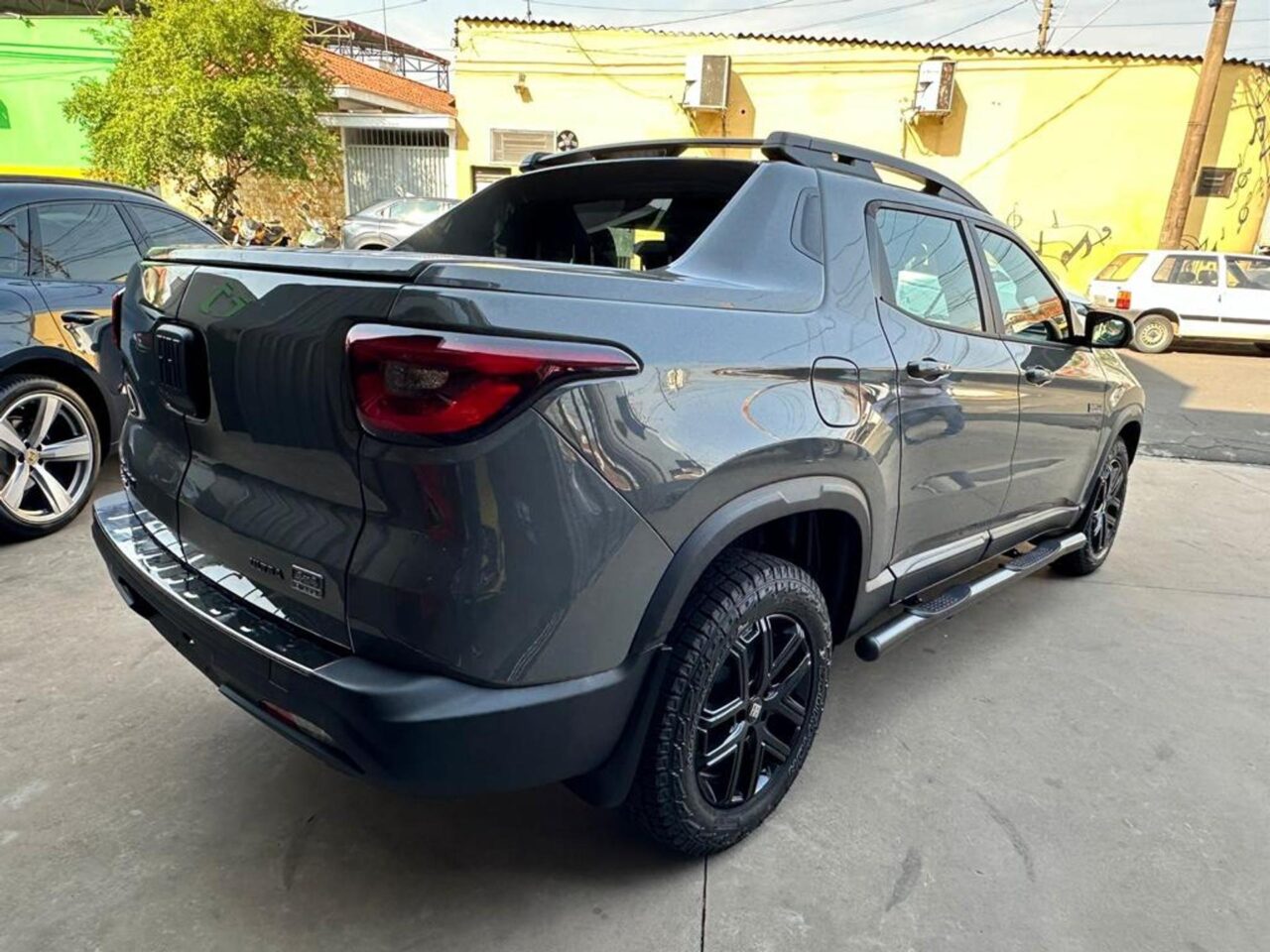 fiat toro 2.0 16v turbo diesel ultra 4wd at9 wmimagem08270118257 Com tabela de preços atualizada para empresas e produtores rurais, a Fiat Toro Ultra CNPJ oferece uma ampla lista de equipamentos e motorização turbinada a diesel