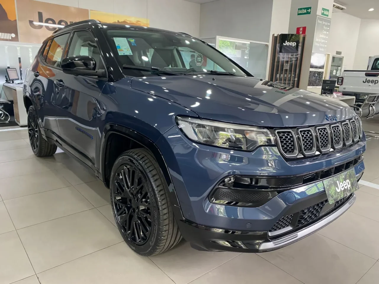 jeep compass 1 3 t270 turbo hibrido s 4xe at6 wmimagem17361741615 Com um interior requintado e bom desempenho, o Jeep Compass Limited TD350 2024 apresenta atributos positivos, apesar de seu preço