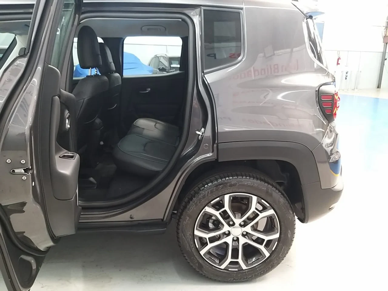 jeep renegade 1 3 t270 turbo flex longitude at6 wmimagem14592861436 Com um desconto bem generoso, o Jeep Renegade Longitude possui uma tabela de preços atualizada para janeiro de 2024, destinada a pessoas com deficiência