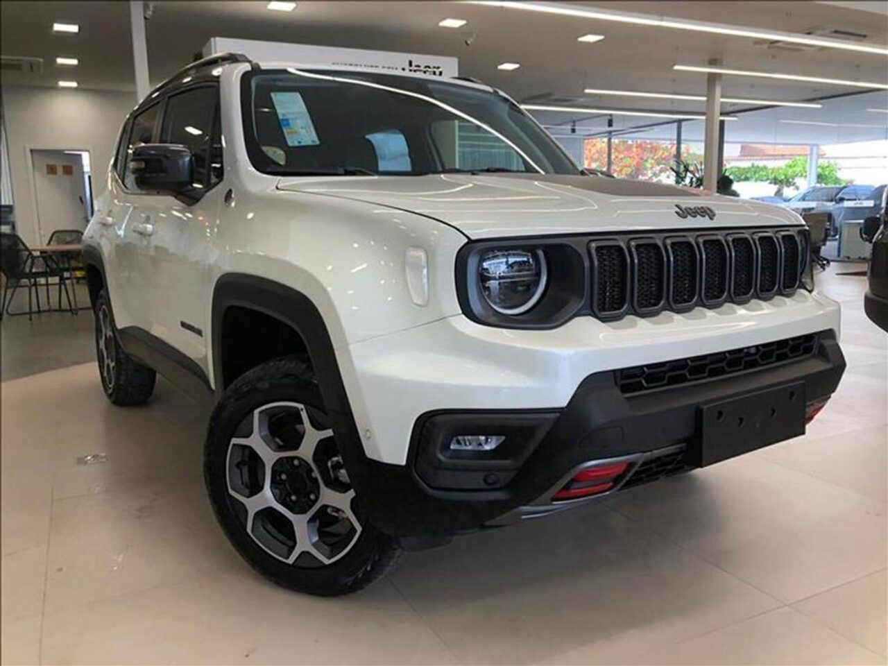 jeep renegade 1.3 t270 turbo flex trailhawk 4x4 at9 wmimagem09382396623 1 Com um visual diferenciado, o Jeep Renegade Trailhawk 2024 apresenta uma sólida lista de equipamentos e um acabamento interno primoroso