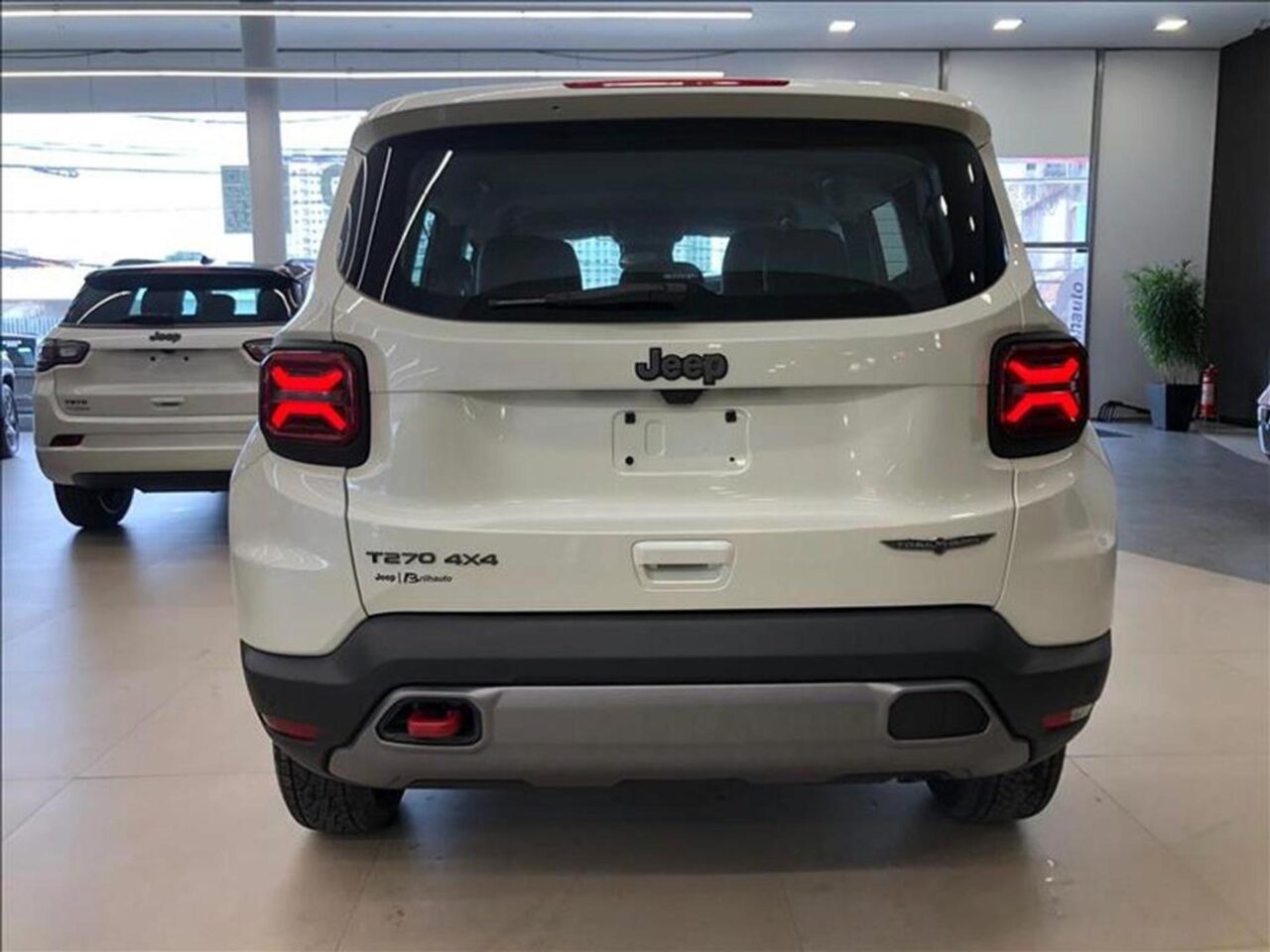 jeep renegade 1.3 t270 turbo flex trailhawk 4x4 at9 wmimagem09400349923 1 Com um visual diferenciado, o Jeep Renegade Trailhawk 2024 apresenta uma sólida lista de equipamentos e um acabamento interno primoroso