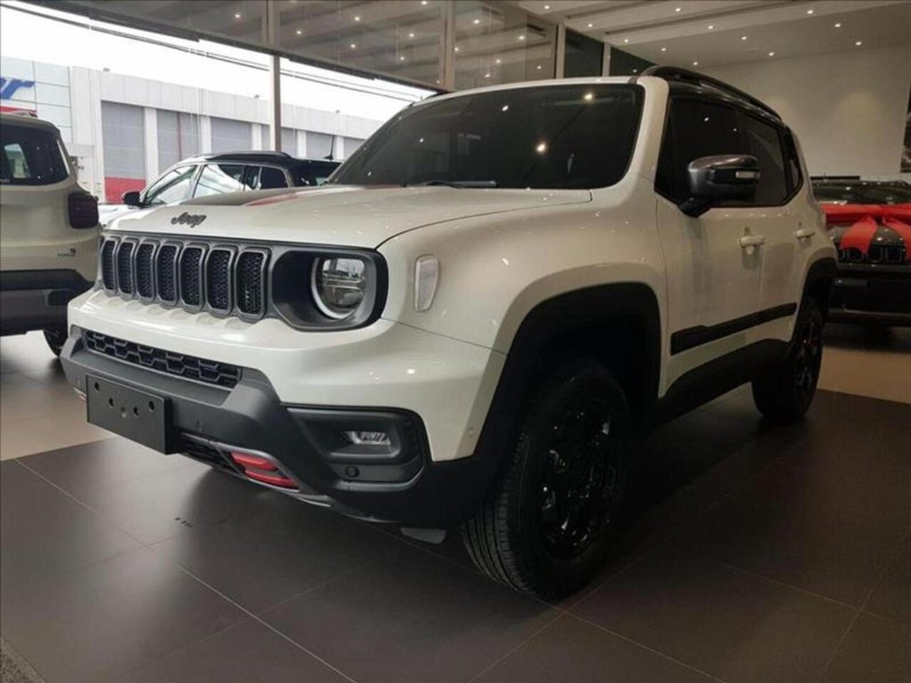 jeep renegade 1.3 t270 turbo flex trailhawk 4x4 at9 wmimagem17484231971 1 Com um visual diferenciado, o Jeep Renegade Trailhawk 2024 apresenta uma sólida lista de equipamentos e um acabamento interno primoroso