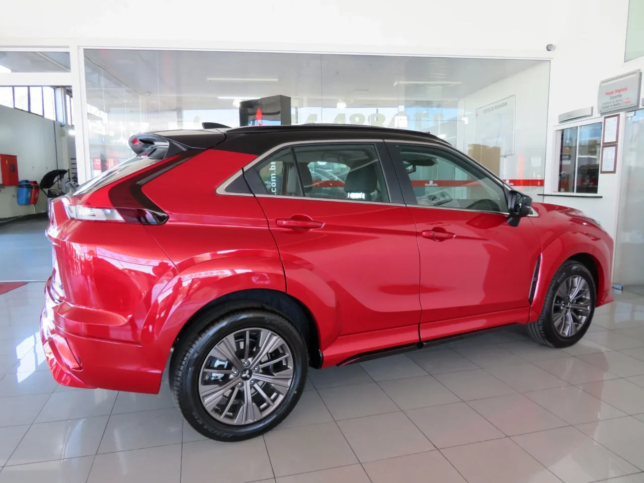 mitsubishi eclipse cross 1 5 mivec turbo gasolina hpes cvt wmimagem13374728228 Com motorização turbinada e bom desempenho, o Mitsubishi Eclipse Cross HPE-S 2024 oferece uma ampla lista de equipamentos e um visual atraente