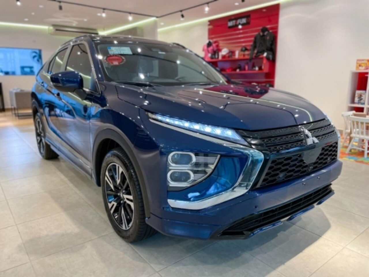 mitsubishi eclipse cross 1.5 mivec turbo gasolina hpes sawc cvt wmimagem15232115218 Com um visual bastante elegante, o Mitsubishi Eclipse Cross HPE representa a versão intermediária do SUV no mercado nacional