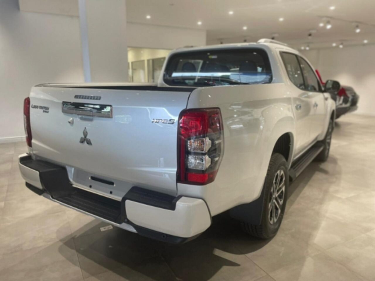 mitsubishi l200 triton 2.4 16v turbo diesel sport hpes cd 4p 4x4 automatico wmimagem16144212791 1 Com uma excelente capacidade de carga e um ótimo custo-benefício, a Mitsubishi L200 Triton Sport HPE 2024 oferece uma ampla lista de equipamentos