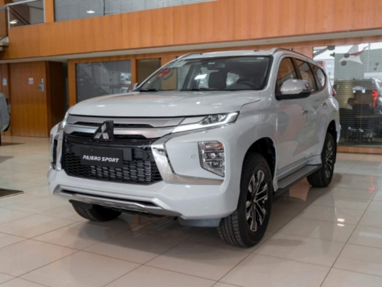 mitsubishi pajero sport 2.4 16v mivec turbo diesel hpe awd automatico wmimagem15261641425 Equipado com assentos para até sete ocupantes, o Mitsubishi Pajero Sport HPE 2024 apresenta uma extensa lista de equipamentos de segurança e conforto