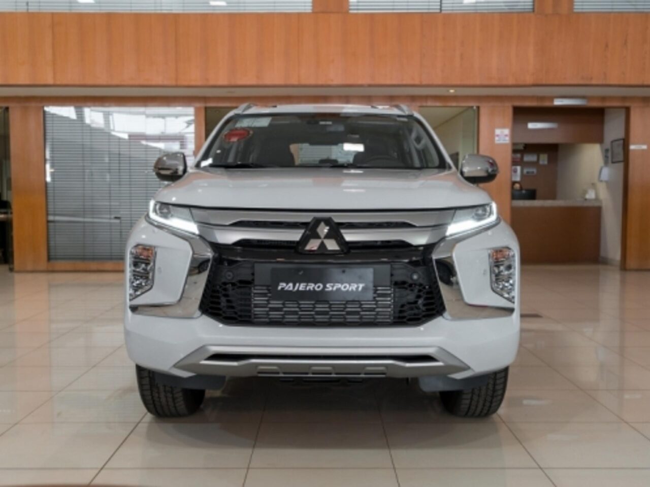 mitsubishi pajero sport 2.4 16v mivec turbo diesel hpe awd automatico wmimagem15261795726 1 Equipado com assentos para até sete ocupantes, o Mitsubishi Pajero Sport HPE 2024 apresenta uma extensa lista de equipamentos de segurança e conforto