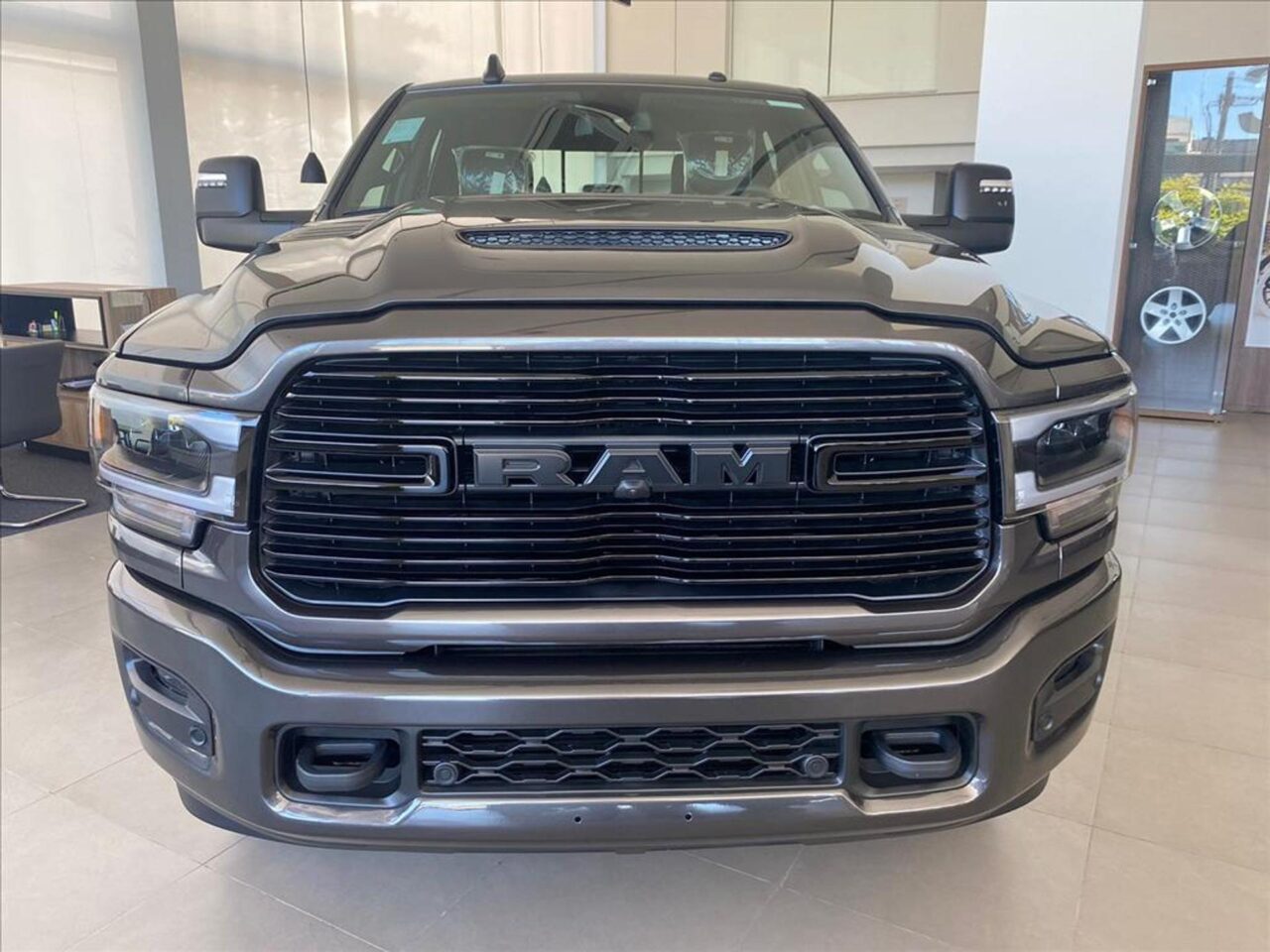 ram 2500 6.7 i6 turbo diesel laramie cd 4x4 automatico wmimagem09470837886 Com uma boa capacidade de carga e uma extensa lista de equipamentos, a Ram 2500 Laramie 2024 apresenta muitos atributos, embora seu preço seja elevado