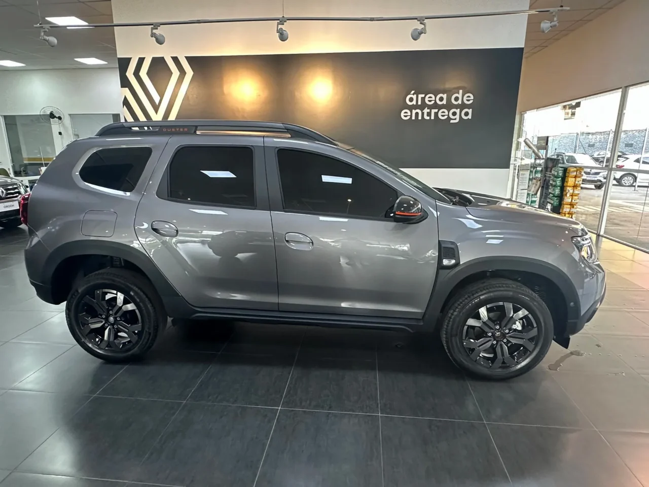 renault duster 1 3 tce flex iconic xtronic wmimagem17520077282 Com amplo espaço interno e no porta-malas, o Renault Duster Iconic 1.3 Turbo 2024 oferece um excelente custo-benefício e uma extensa lista de equipamentos. Contudo, seu design pode ser considerado um pouco defasado