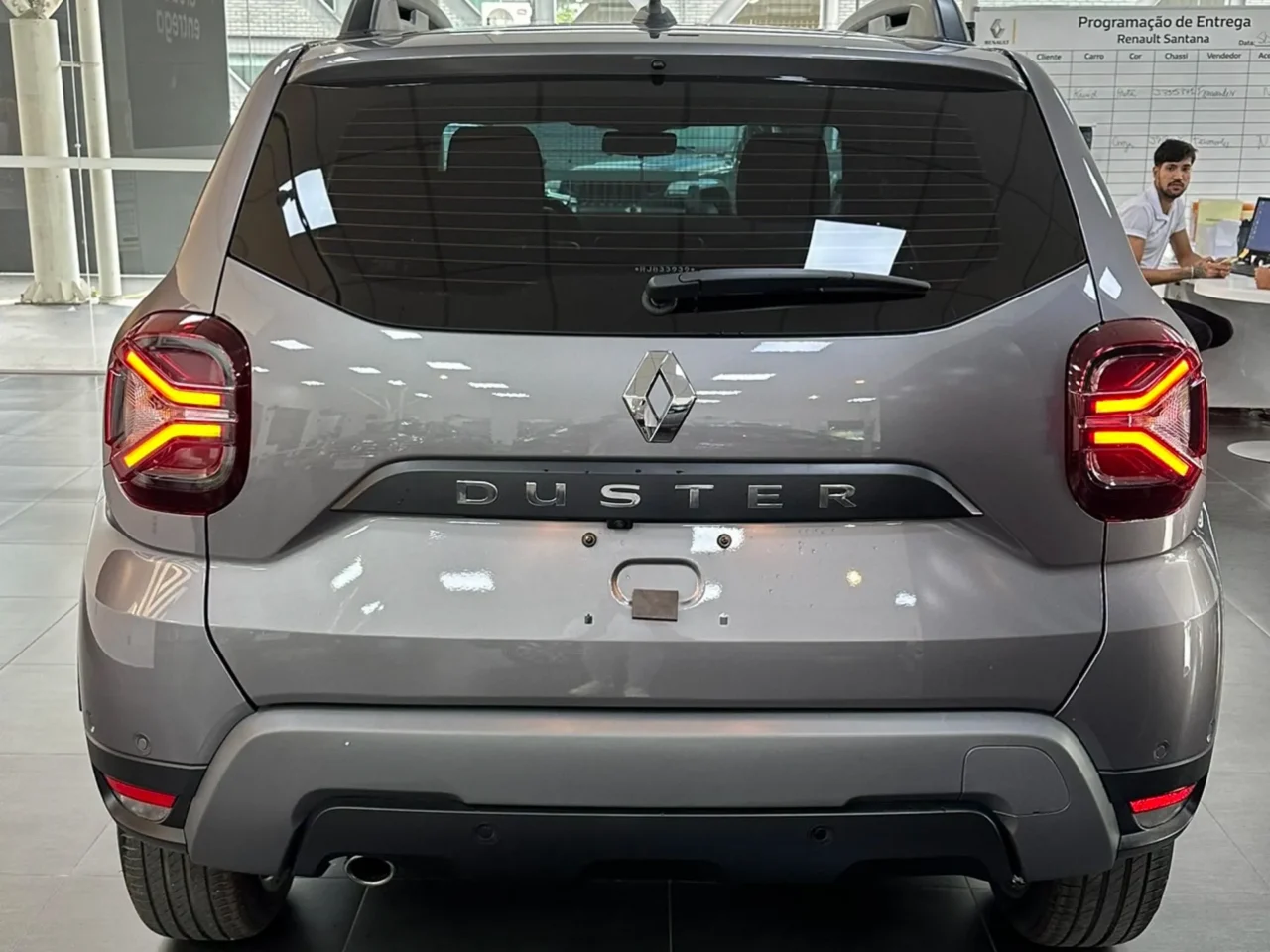 renault duster 1 3 tce flex iconic xtronic wmimagem17520108637 1 Com amplo espaço interno e no porta-malas, o Renault Duster Iconic 1.3 Turbo 2024 oferece um excelente custo-benefício e uma extensa lista de equipamentos. Contudo, seu design pode ser considerado um pouco defasado