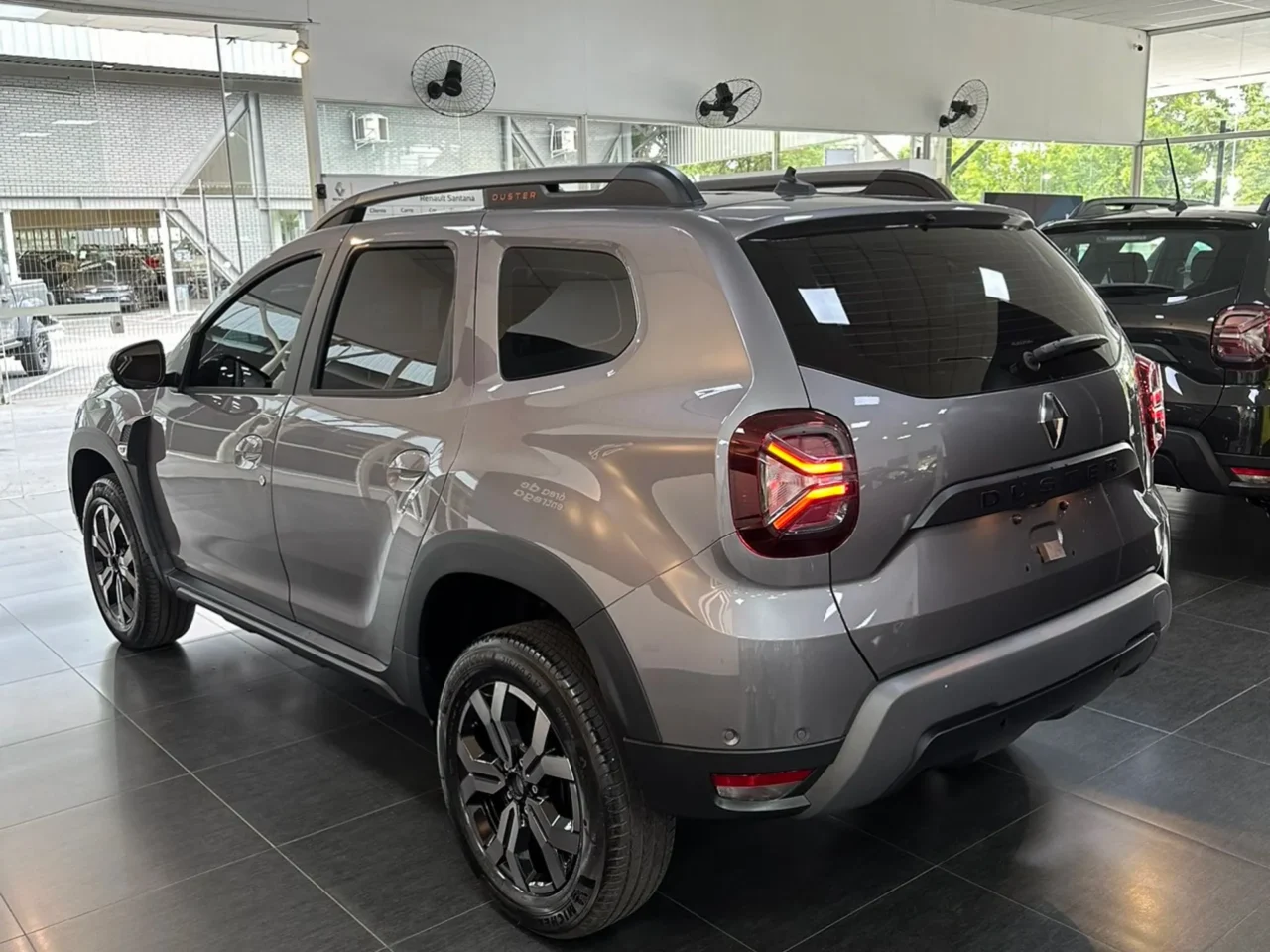 renault duster 1 3 tce flex iconic xtronic wmimagem17520143482 1 Com amplo espaço interno e no porta-malas, o Renault Duster Iconic 1.3 Turbo 2024 oferece um excelente custo-benefício e uma extensa lista de equipamentos. Contudo, seu design pode ser considerado um pouco defasado