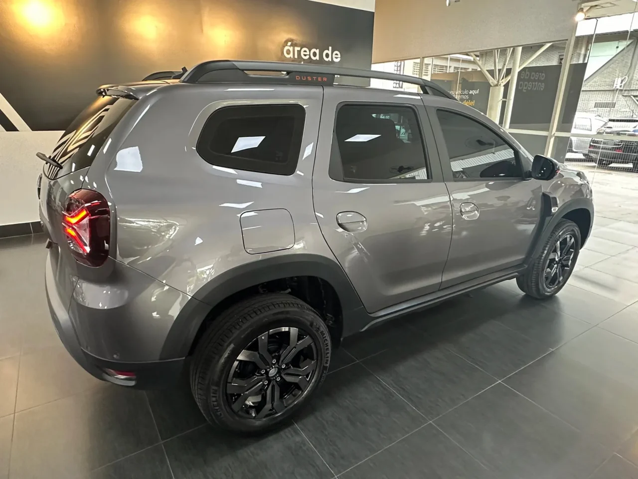 renault duster 1 3 tce flex iconic xtronic wmimagem17520169531 Com amplo espaço interno e no porta-malas, o Renault Duster Iconic 1.3 Turbo 2024 oferece um excelente custo-benefício e uma extensa lista de equipamentos. Contudo, seu design pode ser considerado um pouco defasado